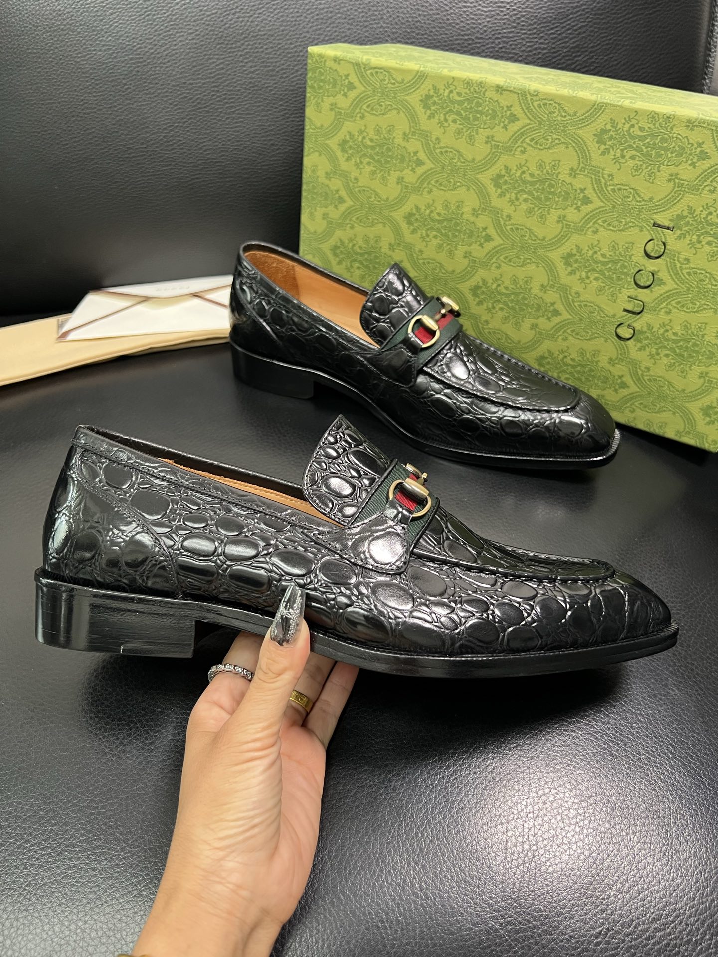 Gucci 高仿男士鱷魚紋樂福鞋 黑色紅綠織帶 經典精品風格｜歐美奢侈品精品推薦