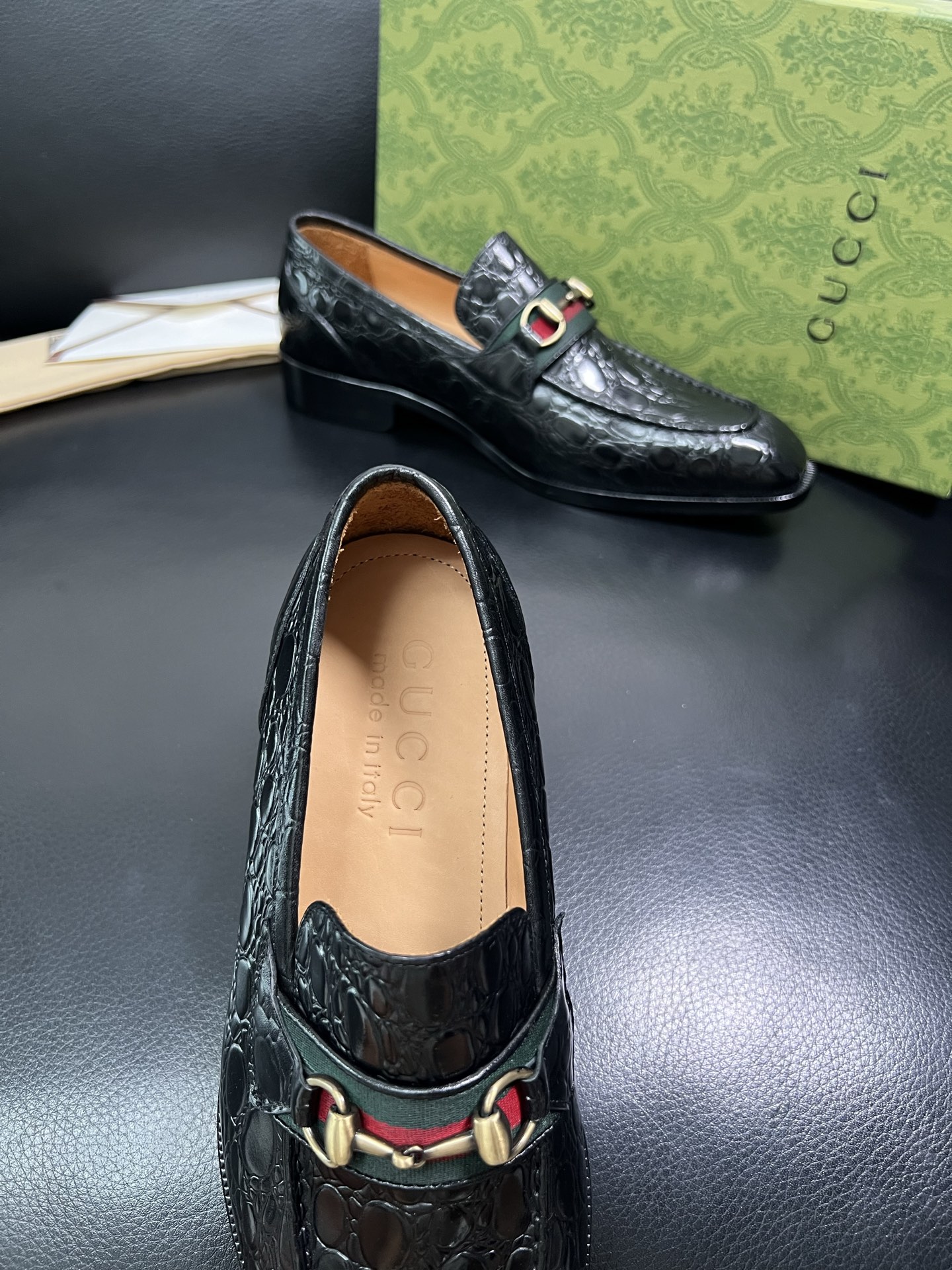 Gucci 高仿男士鱷魚紋樂福鞋 黑色紅綠織帶 經典精品風格｜歐美奢侈品精品推薦