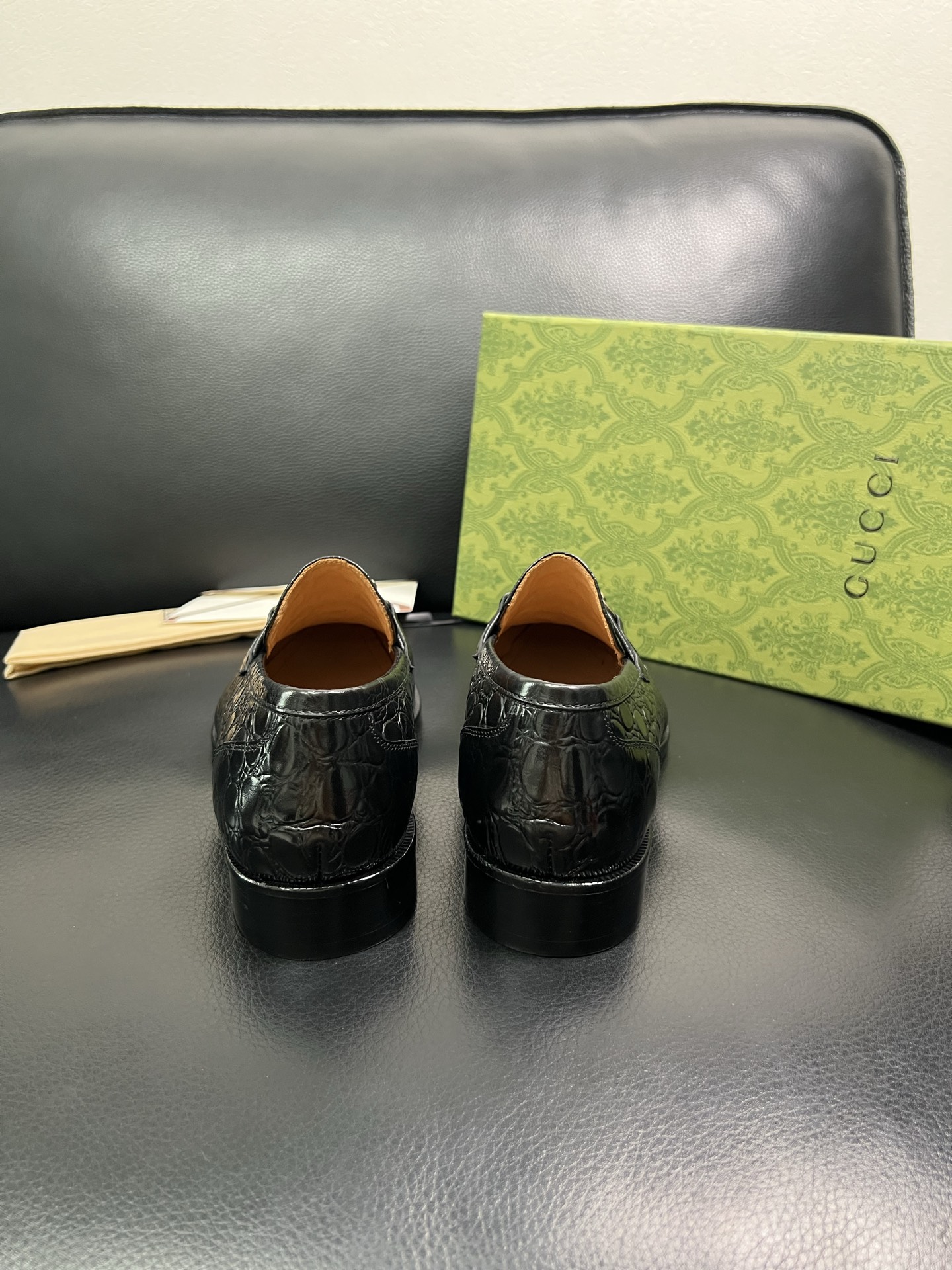 Gucci 高仿男士鱷魚紋樂福鞋 黑色紅綠織帶 經典精品風格｜歐美奢侈品精品推薦