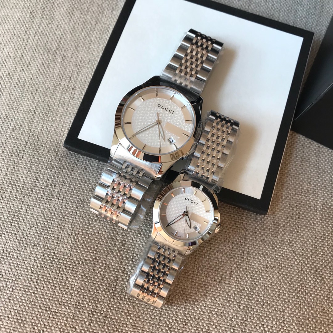 Gucci一比一情侶錶 白面雕紋款 銀色鋼帶極簡風格熱銷對錶|超A仿原單精品圖片 14 Gucci一比一情侶錶 白面雕紋款 銀色鋼帶極簡風格熱銷對錶|歐美奢侈品精品推薦