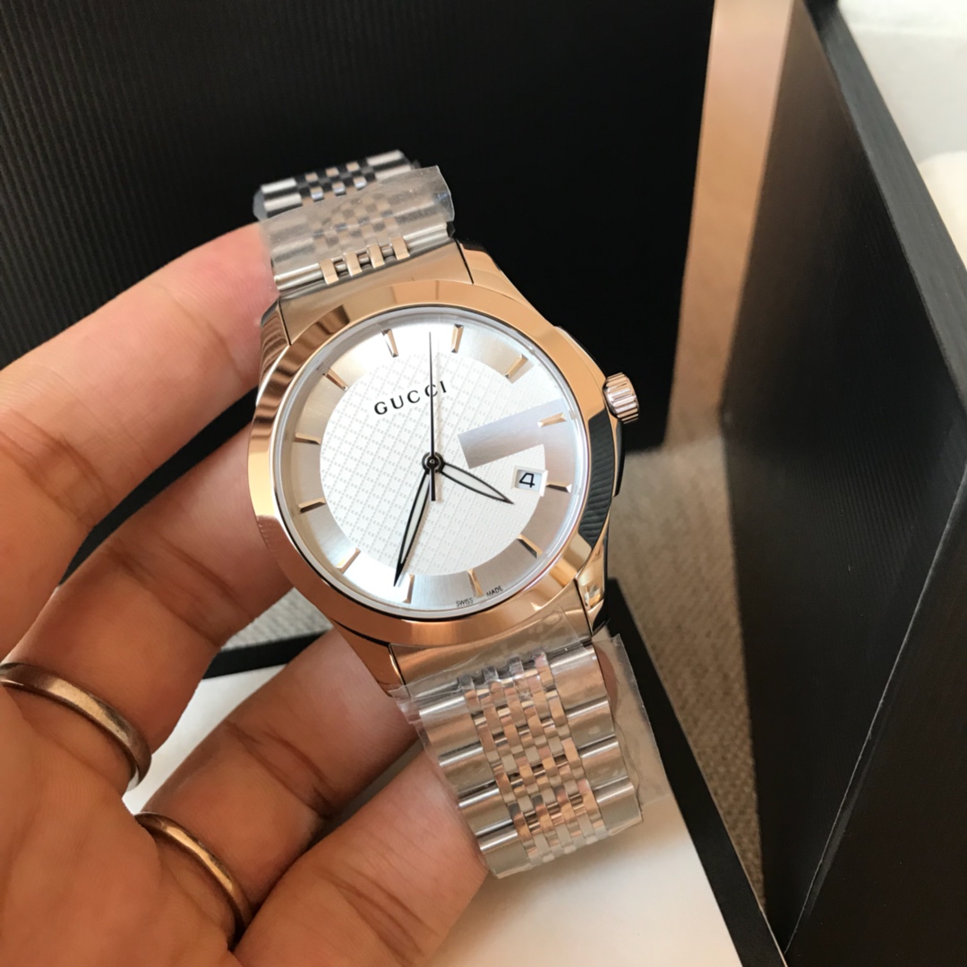 Gucci一比一情侶錶 白面雕紋款 銀色鋼帶極簡風格熱銷對錶|超A仿原單精品圖片 13 Gucci一比一情侶錶 白面雕紋款 銀色鋼帶極簡風格熱銷對錶|歐美奢侈品精品推薦