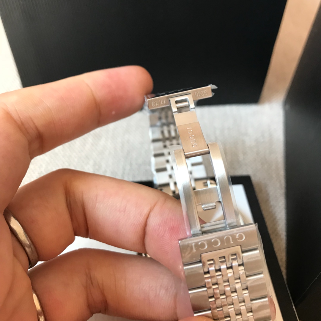 Gucci一比一情侶錶 白面雕紋款 銀色鋼帶極簡風格熱銷對錶|超A仿原單精品圖片 11 Gucci一比一情侶錶 白面雕紋款 銀色鋼帶極簡風格熱銷對錶|歐美奢侈品精品推薦