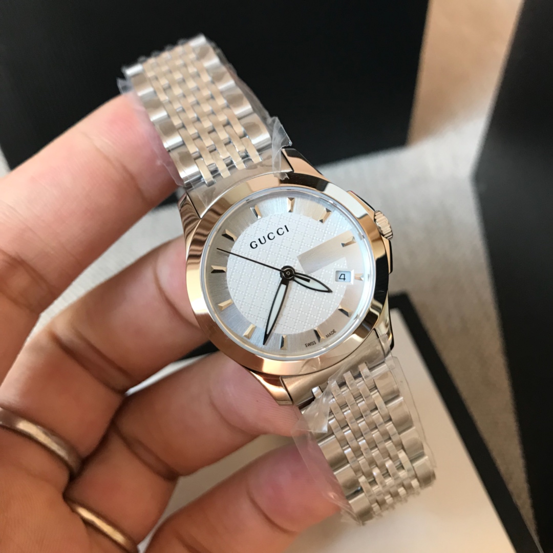 Gucci一比一情侶錶 白面雕紋款 銀色鋼帶極簡風格熱銷對錶|超A仿原單精品圖片 10 Gucci一比一情侶錶 白面雕紋款 銀色鋼帶極簡風格熱銷對錶|歐美奢侈品精品推薦