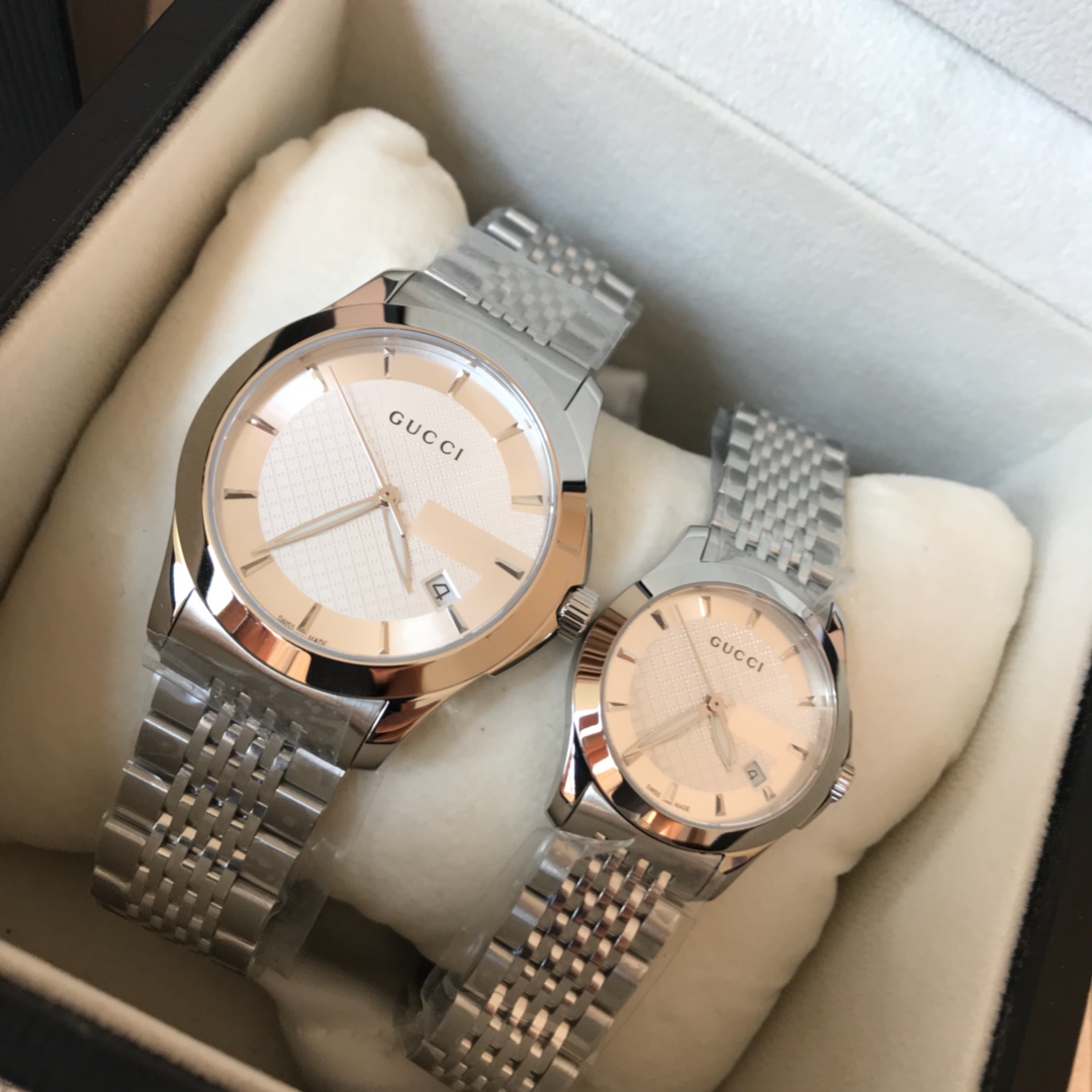 Gucci一比一情侶錶 白面雕紋款 銀色鋼帶極簡風格熱銷對錶|超A仿原單精品圖片 7 Gucci一比一情侶錶 白面雕紋款 銀色鋼帶極簡風格熱銷對錶|歐美奢侈品精品推薦