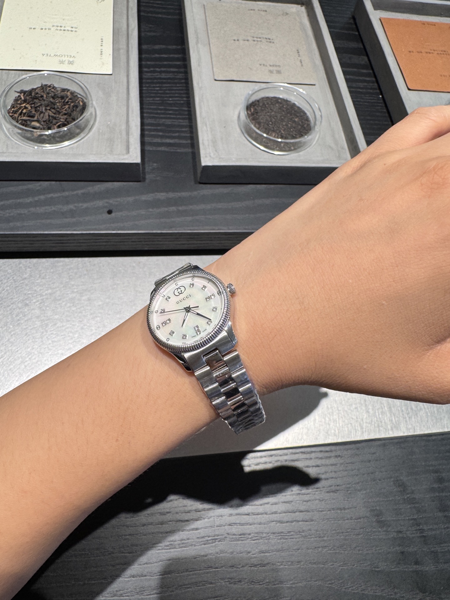 Gucci高仿女錶 銀色鋼帶珍珠母貝面盤 星鑽時標設計款｜歐美奢侈品精品推薦