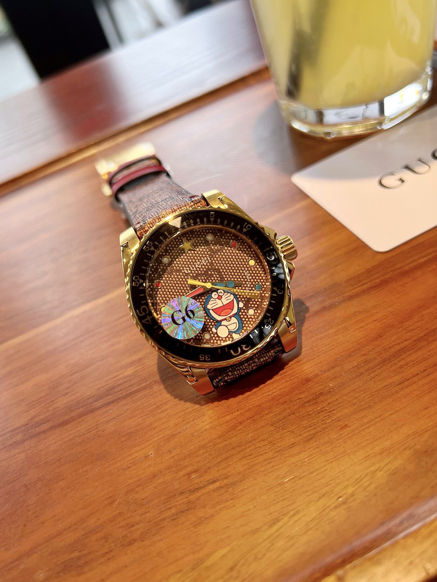 Gucci高仿潛水錶 GG老花錶帶 卡通印花金色表殼趣味款|超A仿原單精品圖片 9 Gucci高仿潛水錶 GG老花錶帶 卡通印花金色表殼趣味款|歐美奢侈品精品推薦