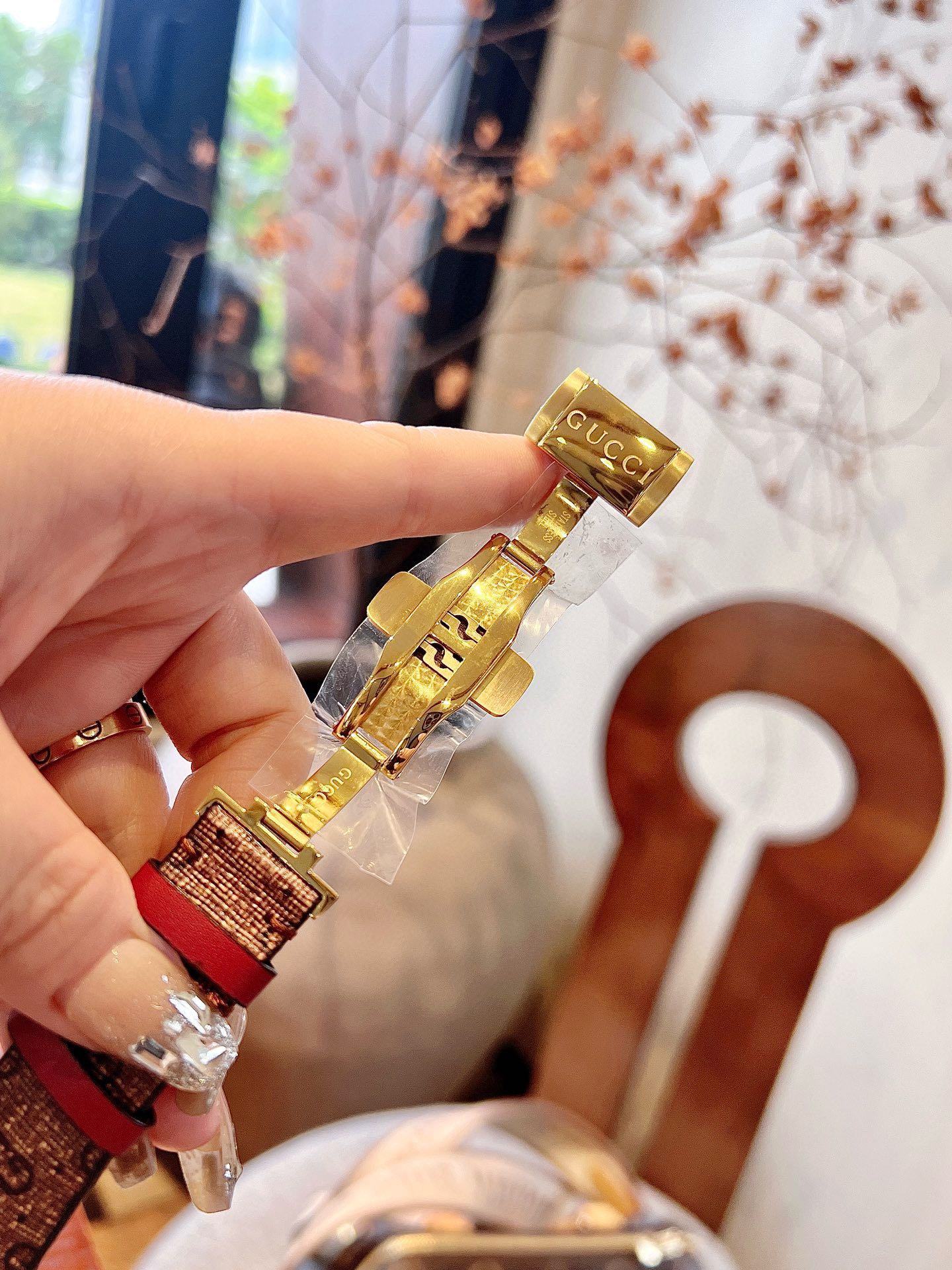 Gucci高仿潛水錶 GG老花錶帶 卡通印花金色表殼趣味款|超A仿原單精品圖片 7 Gucci高仿潛水錶 GG老花錶帶 卡通印花金色表殼趣味款|歐美奢侈品精品推薦