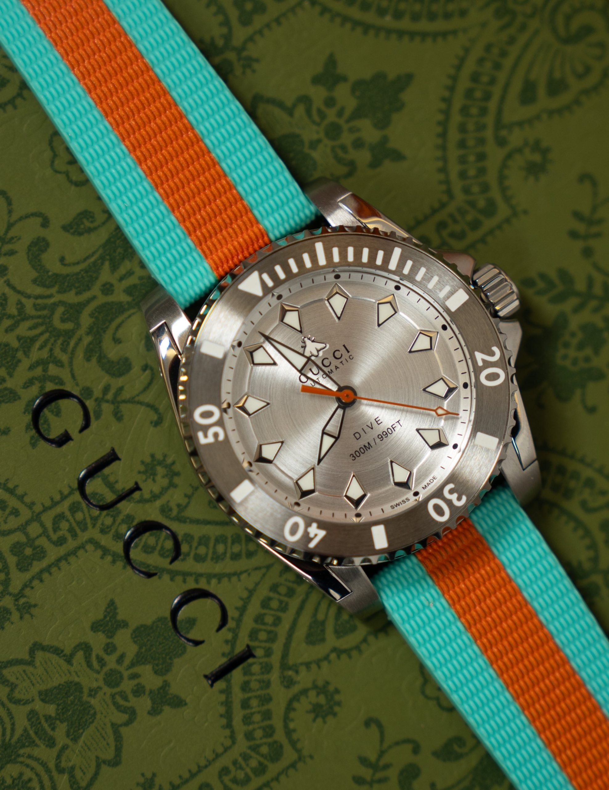 Gucci原單潛水錶 女士銀面藍綠條織帶百搭款 運動休閒風｜歐美奢侈品精品推薦