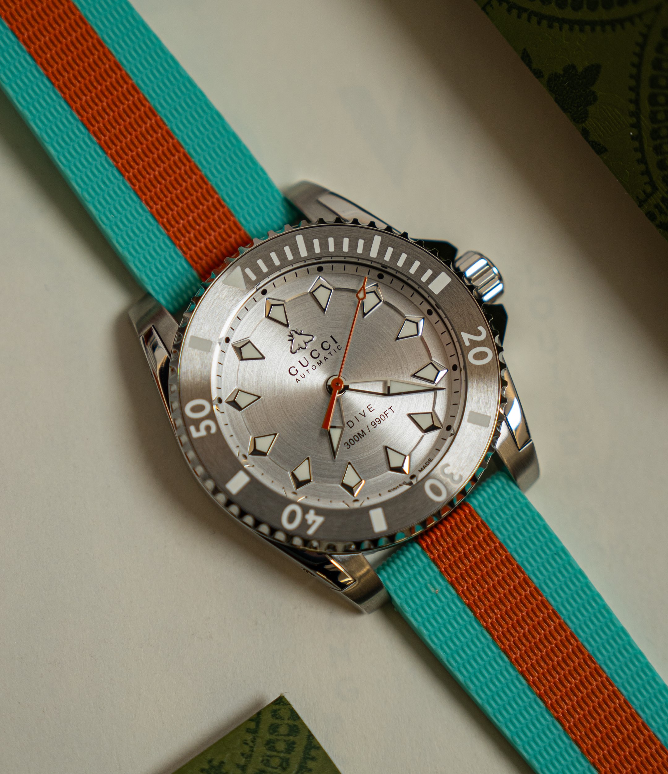 Gucci原單潛水錶 女士銀面藍綠條織帶百搭款 運動休閒風｜歐美奢侈品精品推薦