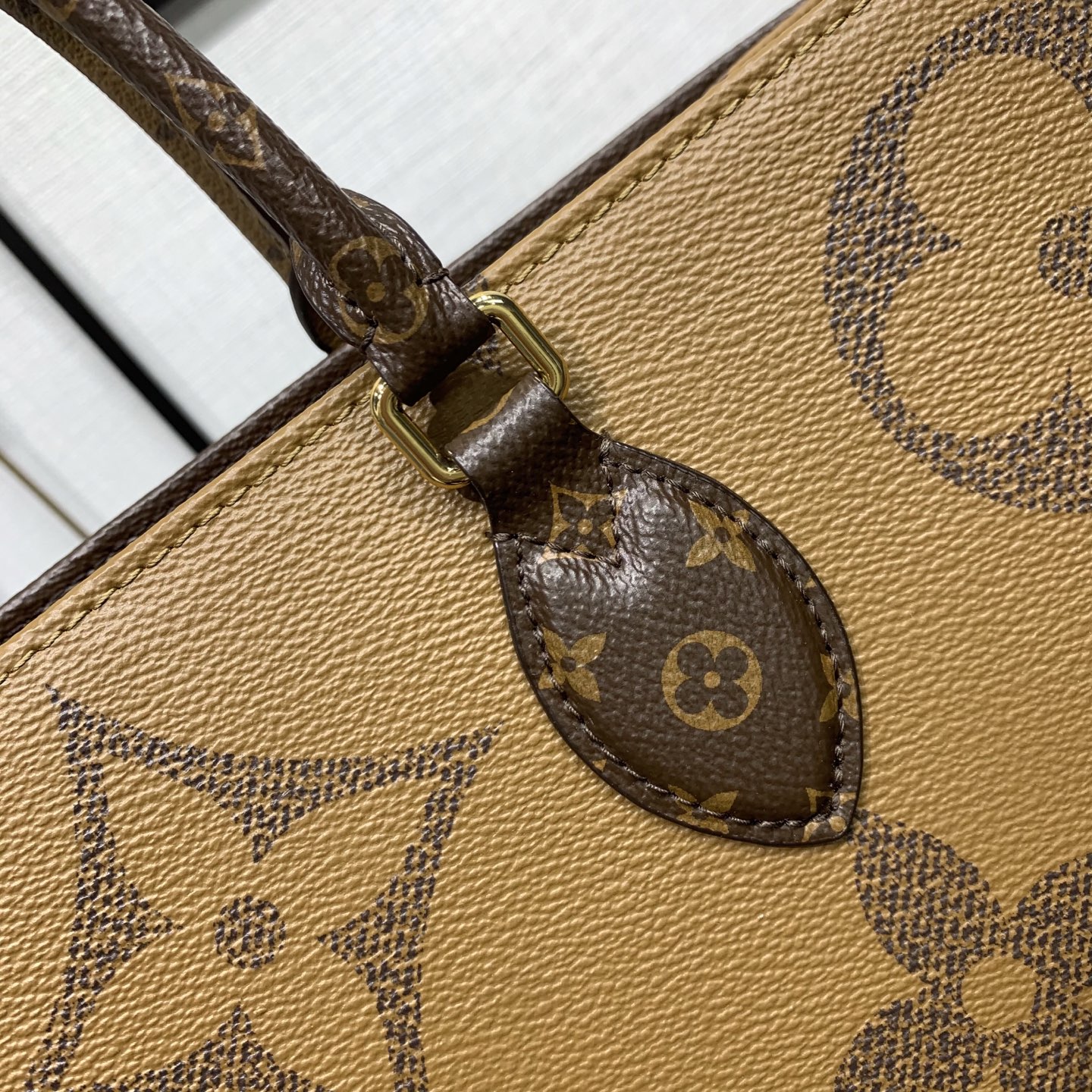 LV高仿女用手提包 大Monogram壓印款 氣勢感造型首選|超A仿原單精品圖片 16 LV高仿女用手提包 大Monogram壓印款 氣勢感造型首選|歐美奢侈品精品推薦