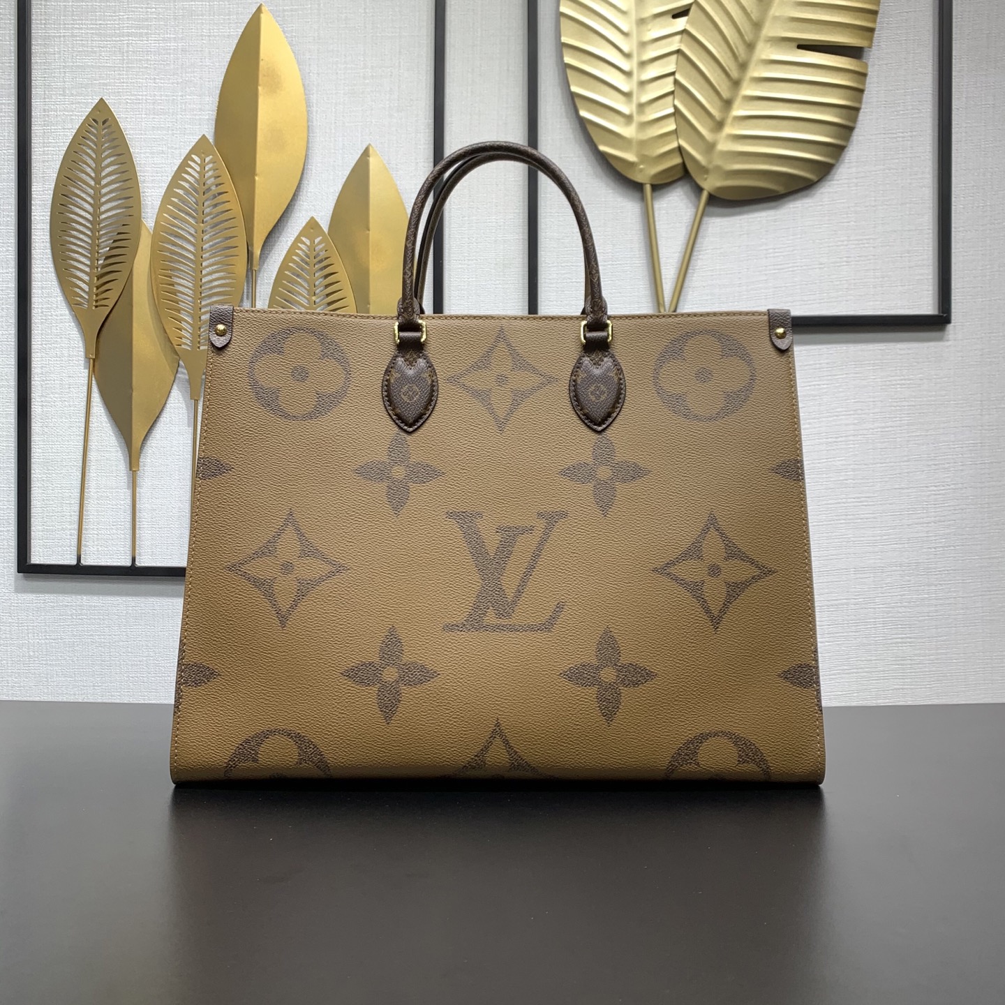 LV高仿女用手提包 大Monogram壓印款 氣勢感造型首選