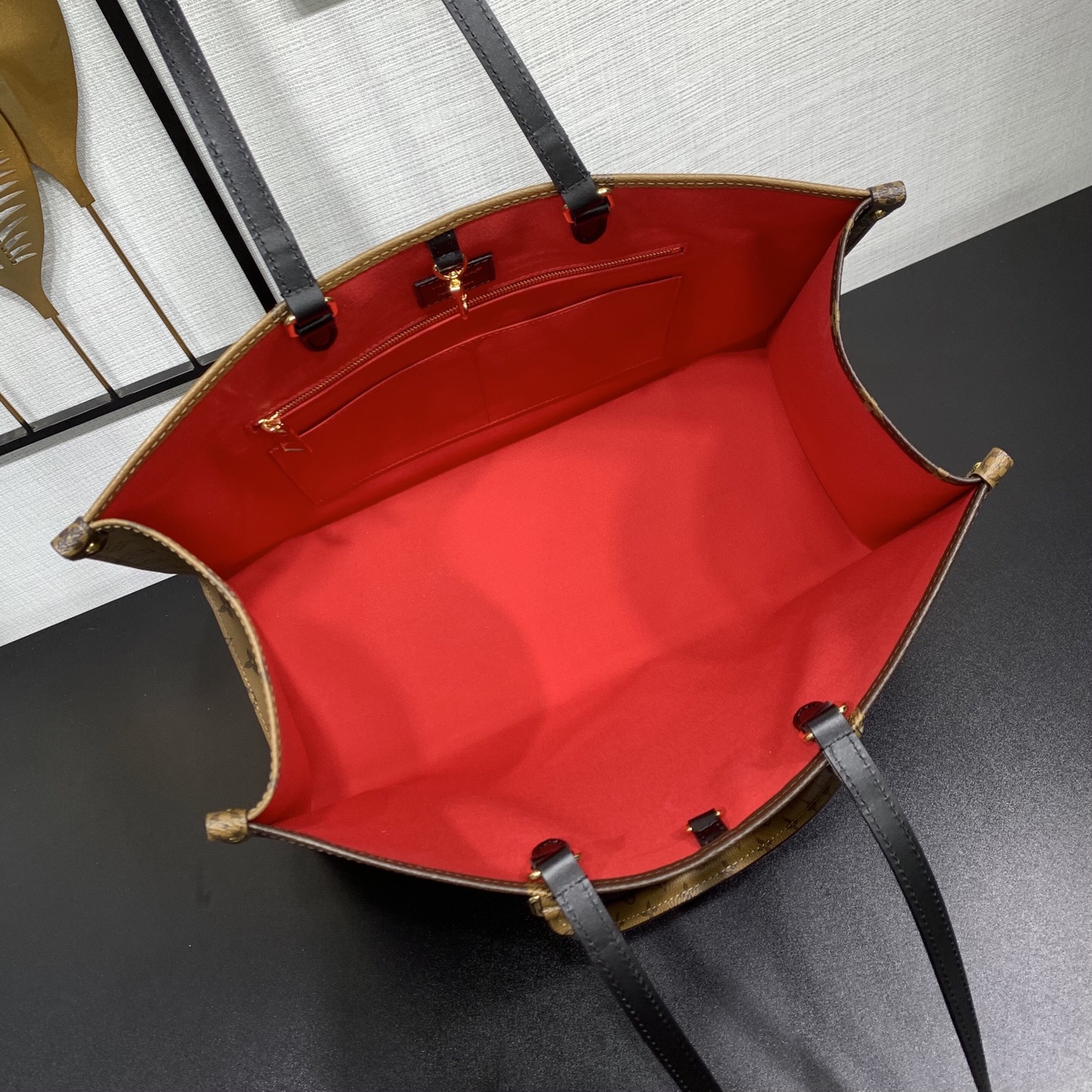 LV高仿女用手提包 大Monogram壓印款 氣勢感造型首選|超A仿原單精品圖片 11 LV高仿女用手提包 大Monogram壓印款 氣勢感造型首選|歐美奢侈品精品推薦