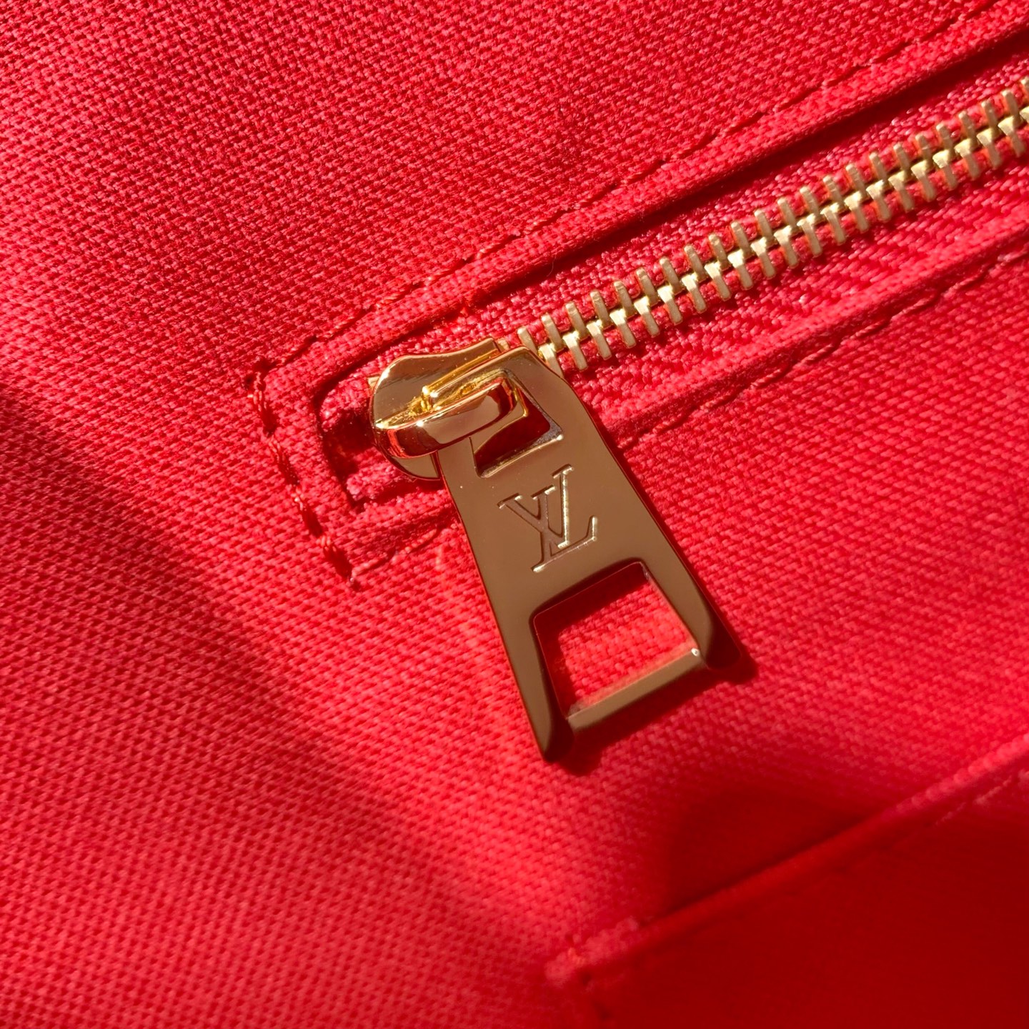 LV高仿女用手提包 大Monogram壓印款 氣勢感造型首選|超A仿原單精品圖片 8 LV高仿女用手提包 大Monogram壓印款 氣勢感造型首選|歐美奢侈品精品推薦