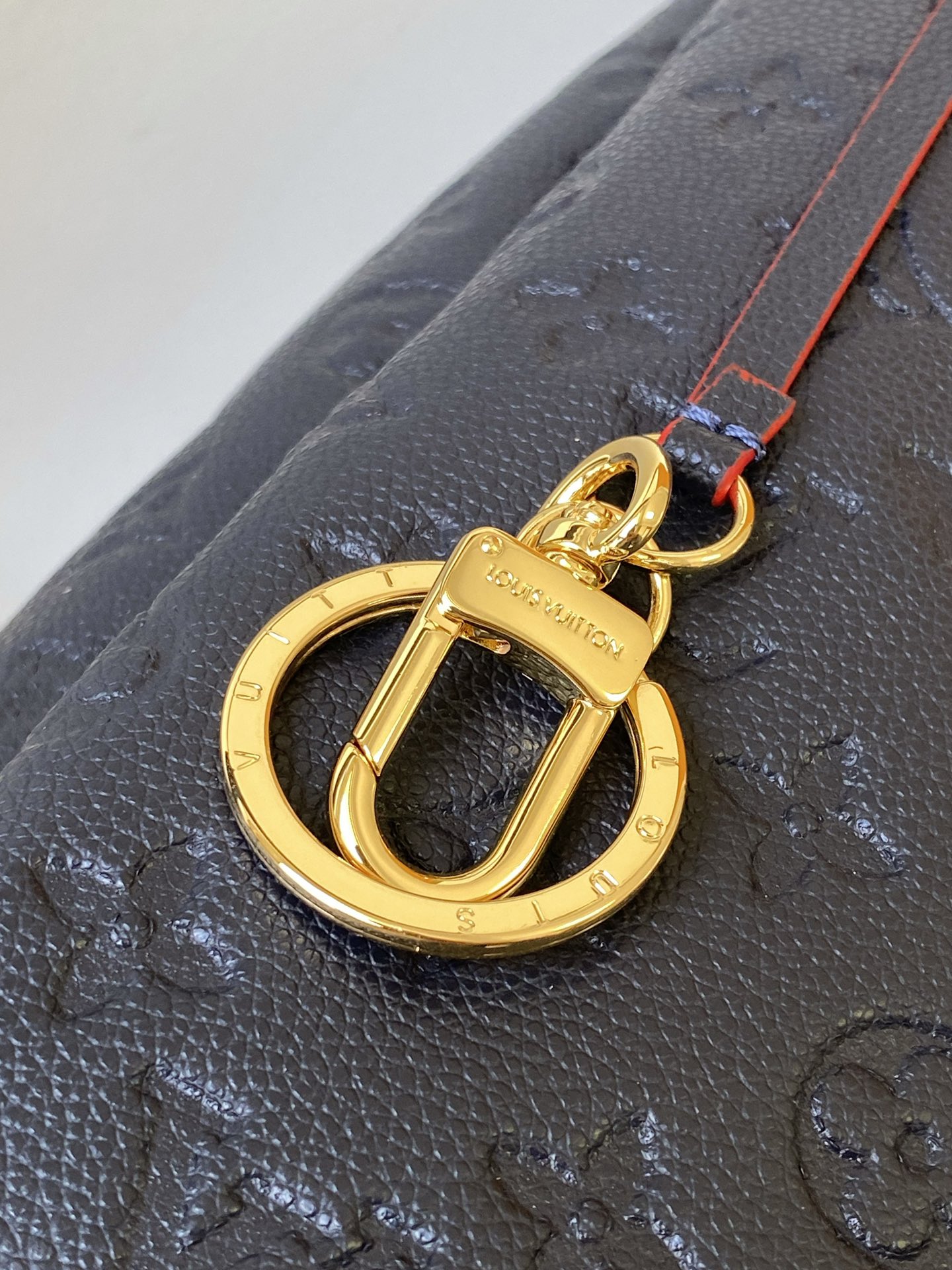 LV高仿壓紋手提包 黑色皮革質感設計 附金屬吊飾｜歐美奢侈品精品推薦