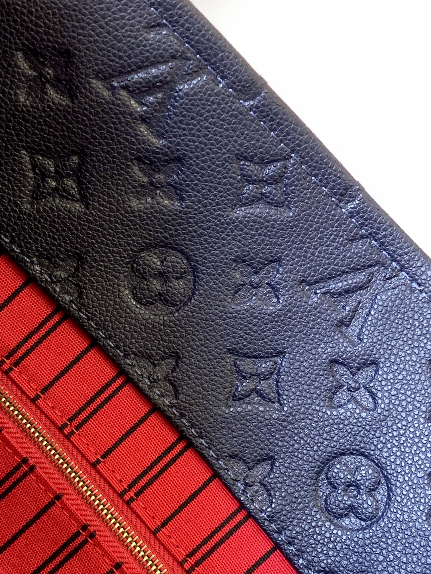 LV高仿壓紋手提包 黑色皮革質感設計 附金屬吊飾｜歐美奢侈品精品推薦