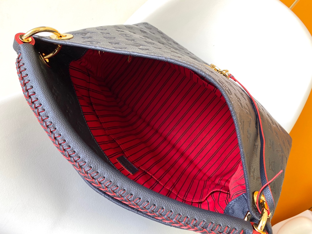 LV高仿壓紋手提包 黑色皮革質感設計 附金屬吊飾｜歐美奢侈品精品推薦