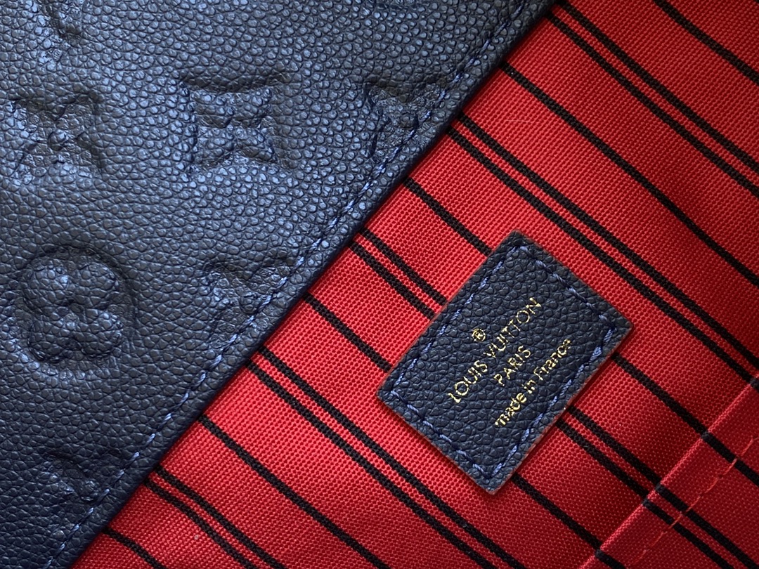 LV高仿壓紋手提包 黑色皮革質感設計 附金屬吊飾｜歐美奢侈品精品推薦