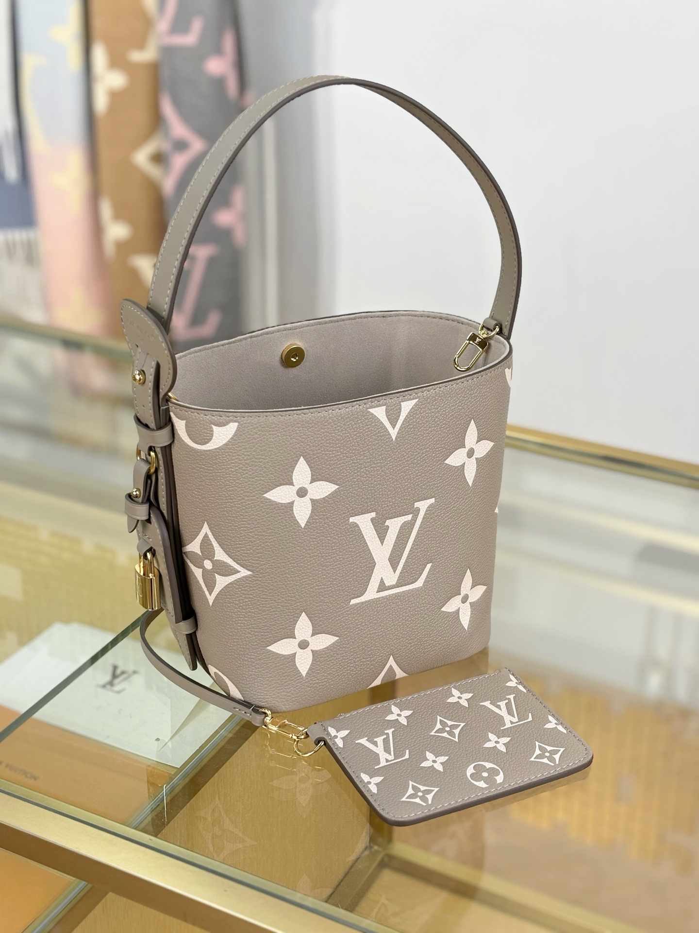 LV高仿小型水桶包 輕便小巧 附可拆卡包設計|超A仿原單精品圖片 14 LV高仿小型水桶包 輕便小巧 附可拆卡包設計|歐美奢侈品精品推薦