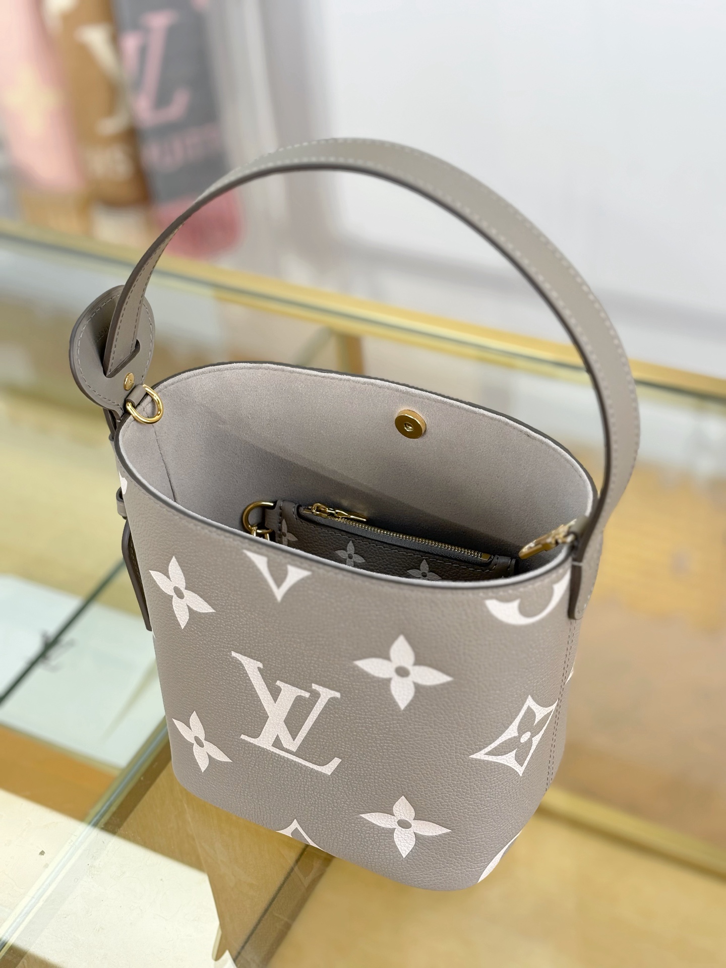 LV高仿小型水桶包 輕便小巧 附可拆卡包設計|超A仿原單精品圖片 13 LV高仿小型水桶包 輕便小巧 附可拆卡包設計|歐美奢侈品精品推薦