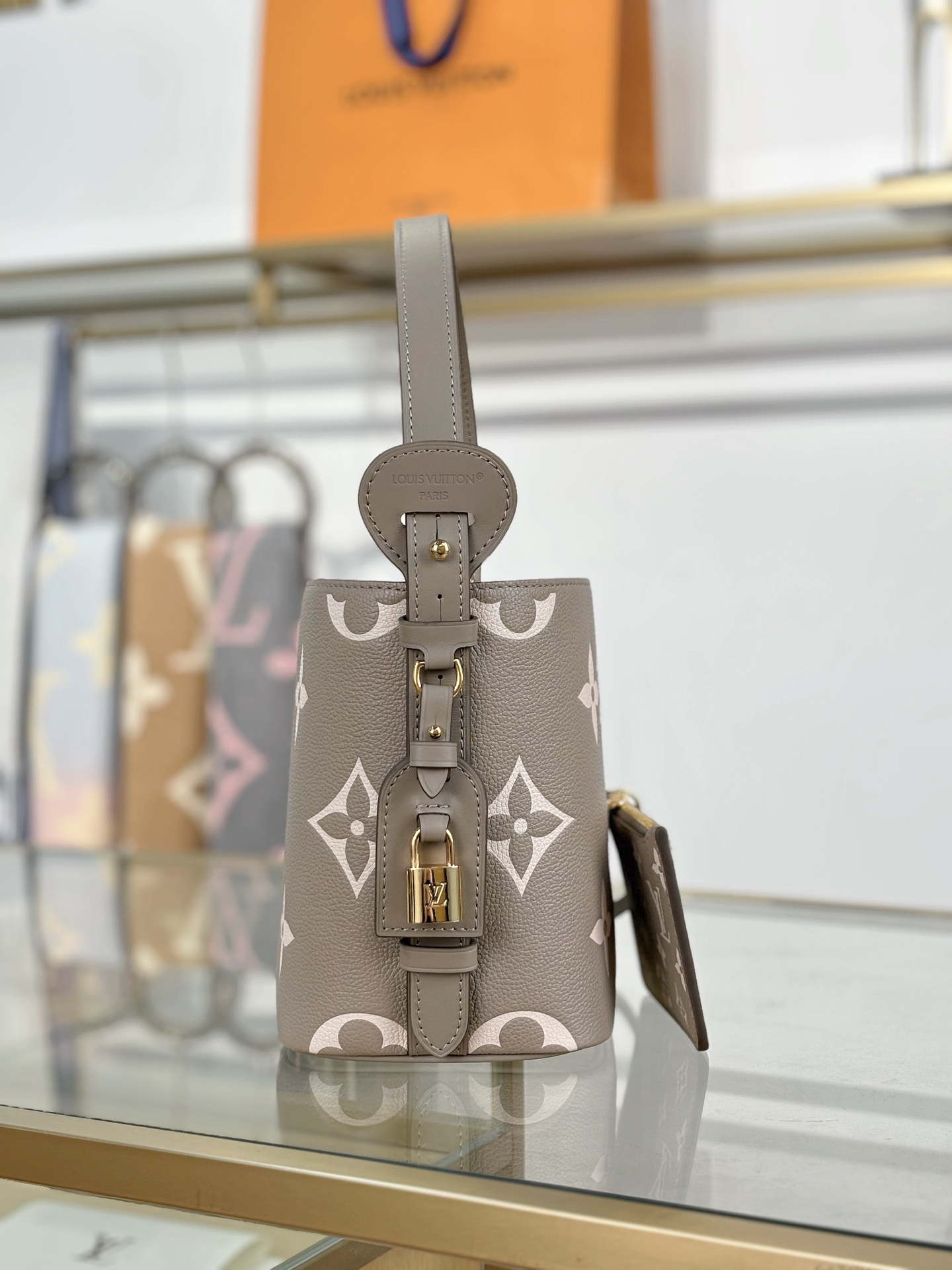 LV高仿小型水桶包 輕便小巧 附可拆卡包設計|超A仿原單精品圖片 10 LV高仿小型水桶包 輕便小巧 附可拆卡包設計|歐美奢侈品精品推薦