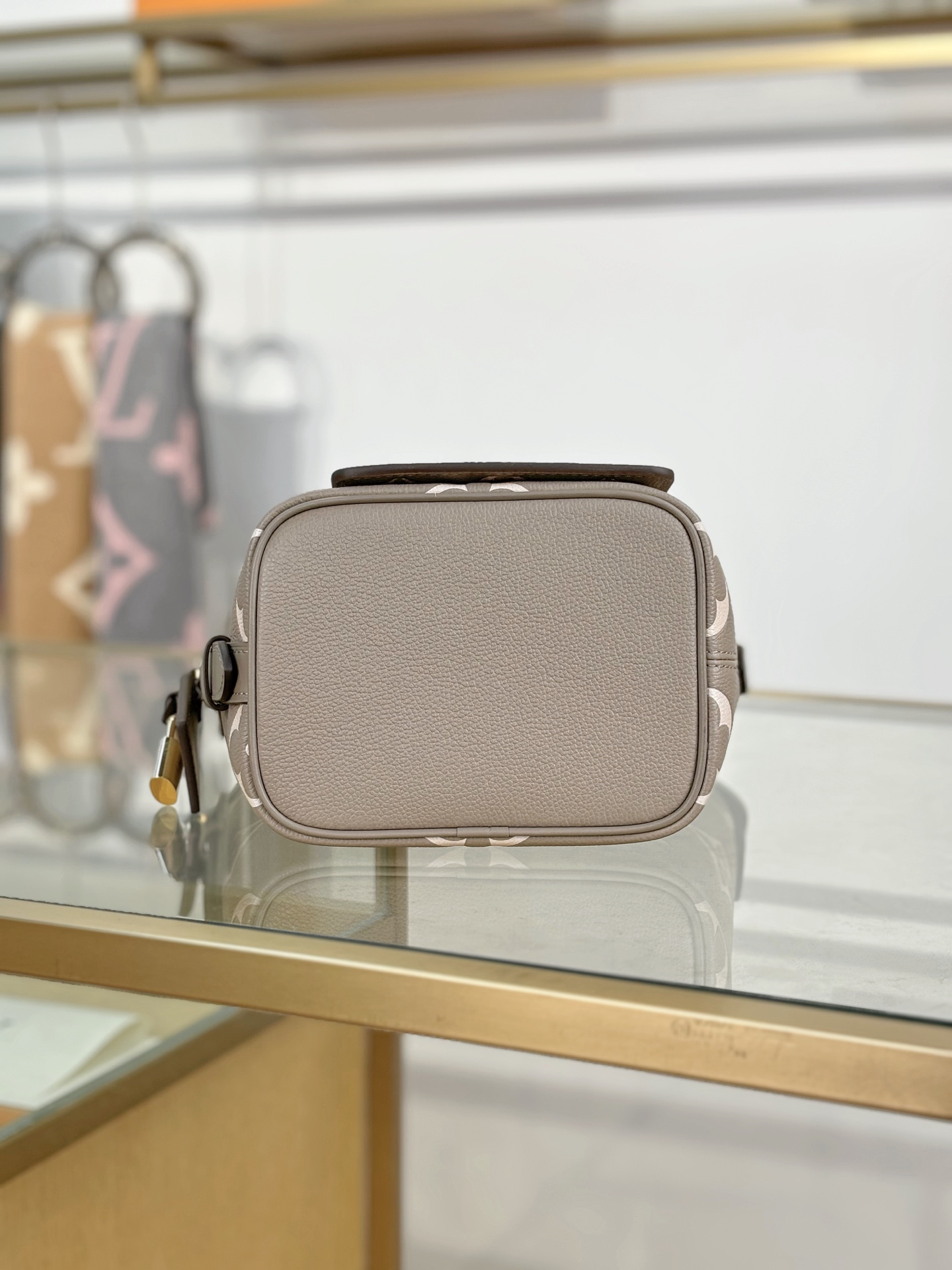 LV高仿小型水桶包 輕便小巧 附可拆卡包設計|超A仿原單精品圖片 7 LV高仿小型水桶包 輕便小巧 附可拆卡包設計|歐美奢侈品精品推薦