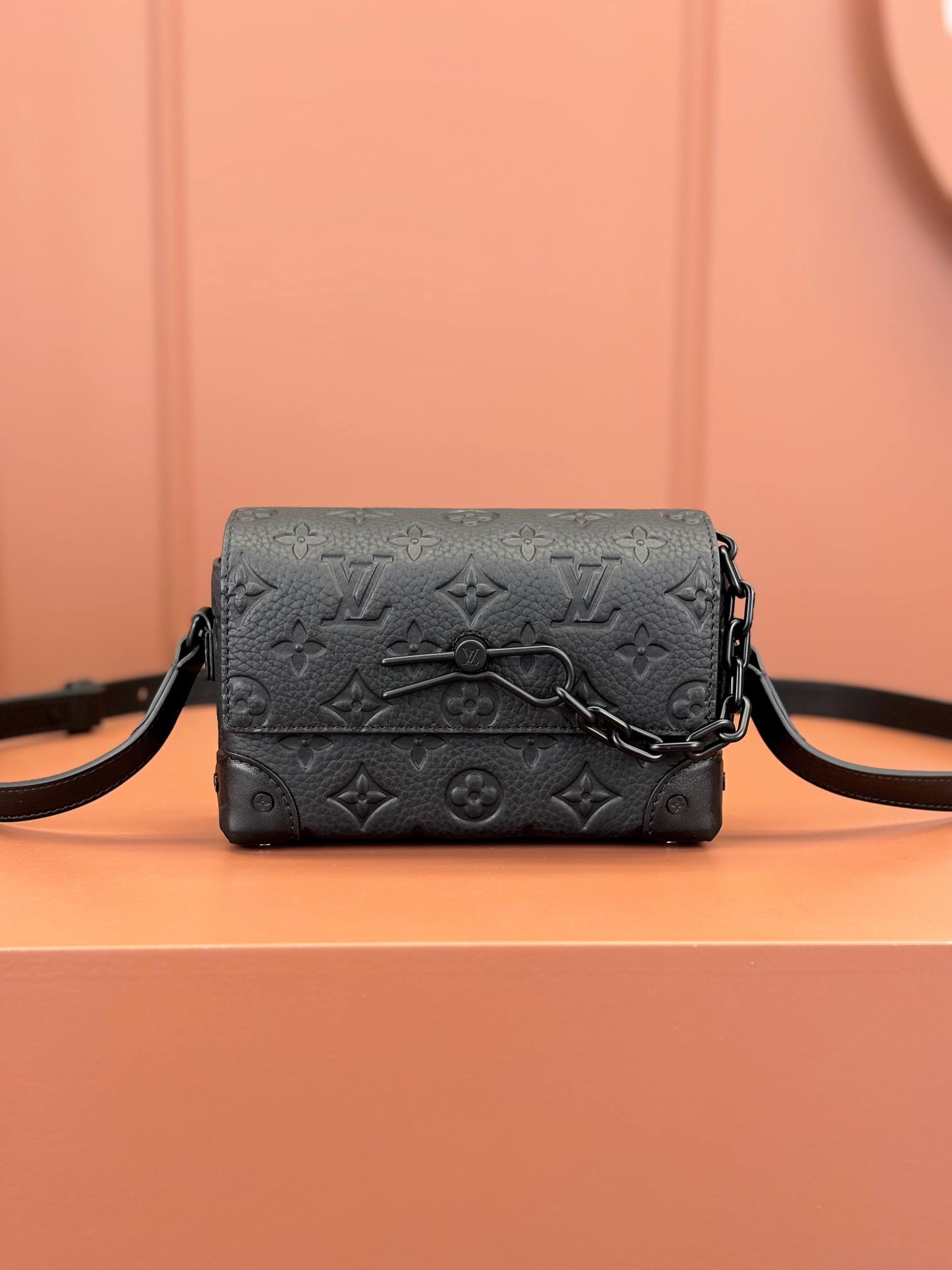 LV原單迷你斜背包 女士黑色壓紋鏈條包小巧百搭款