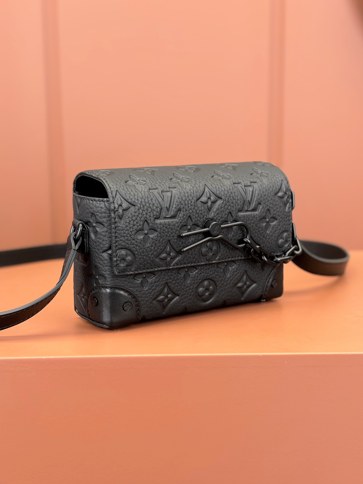 LV原單迷你斜背包 女士黑色壓紋鏈條包小巧百搭款|超A仿原單精品圖片 13 LV原單迷你斜背包 女士黑色壓紋鏈條包小巧百搭款|歐美奢侈品精品推薦