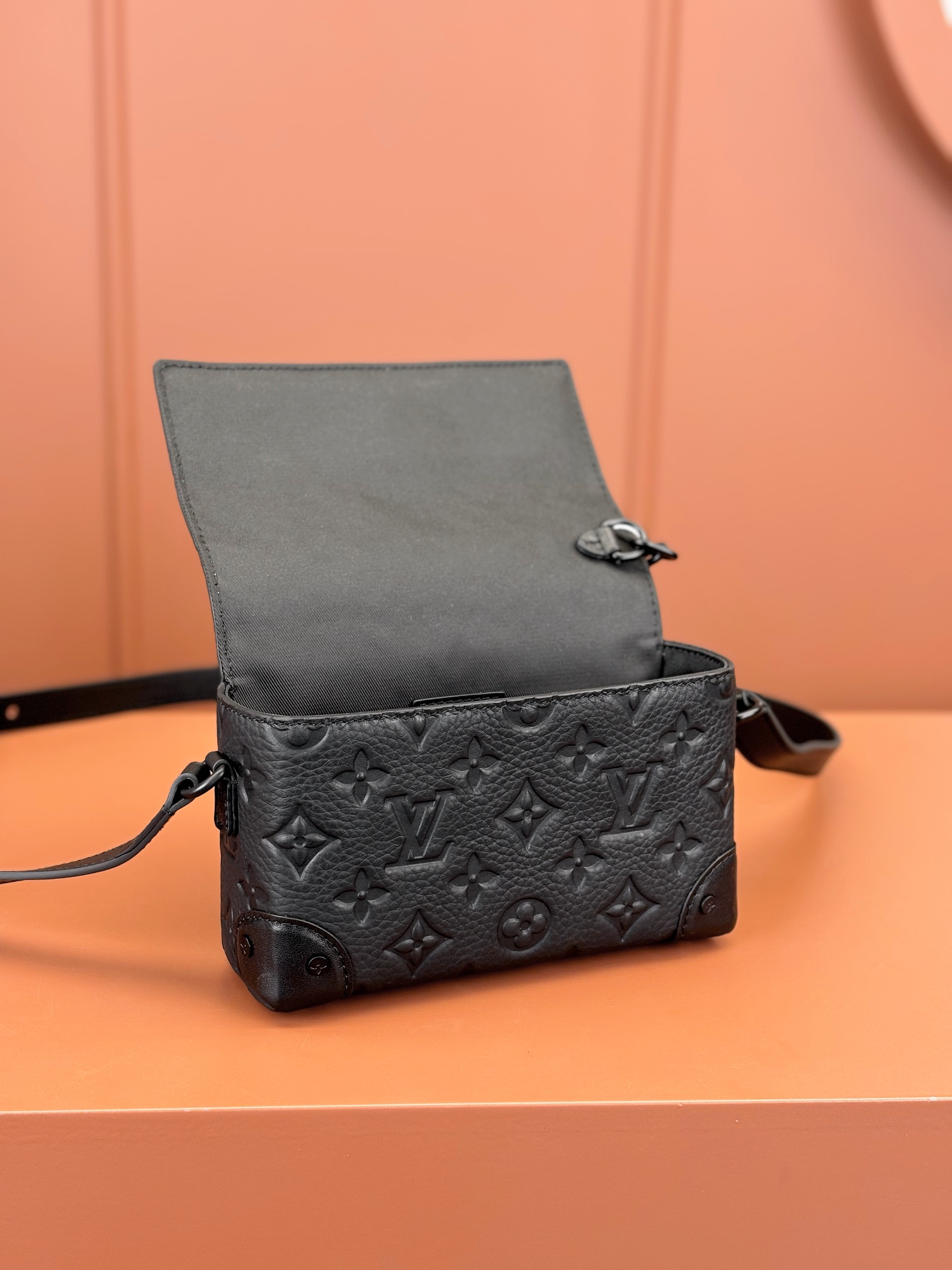 LV原單迷你斜背包 女士黑色壓紋鏈條包小巧百搭款|超A仿原單精品圖片 12 LV原單迷你斜背包 女士黑色壓紋鏈條包小巧百搭款|歐美奢侈品精品推薦