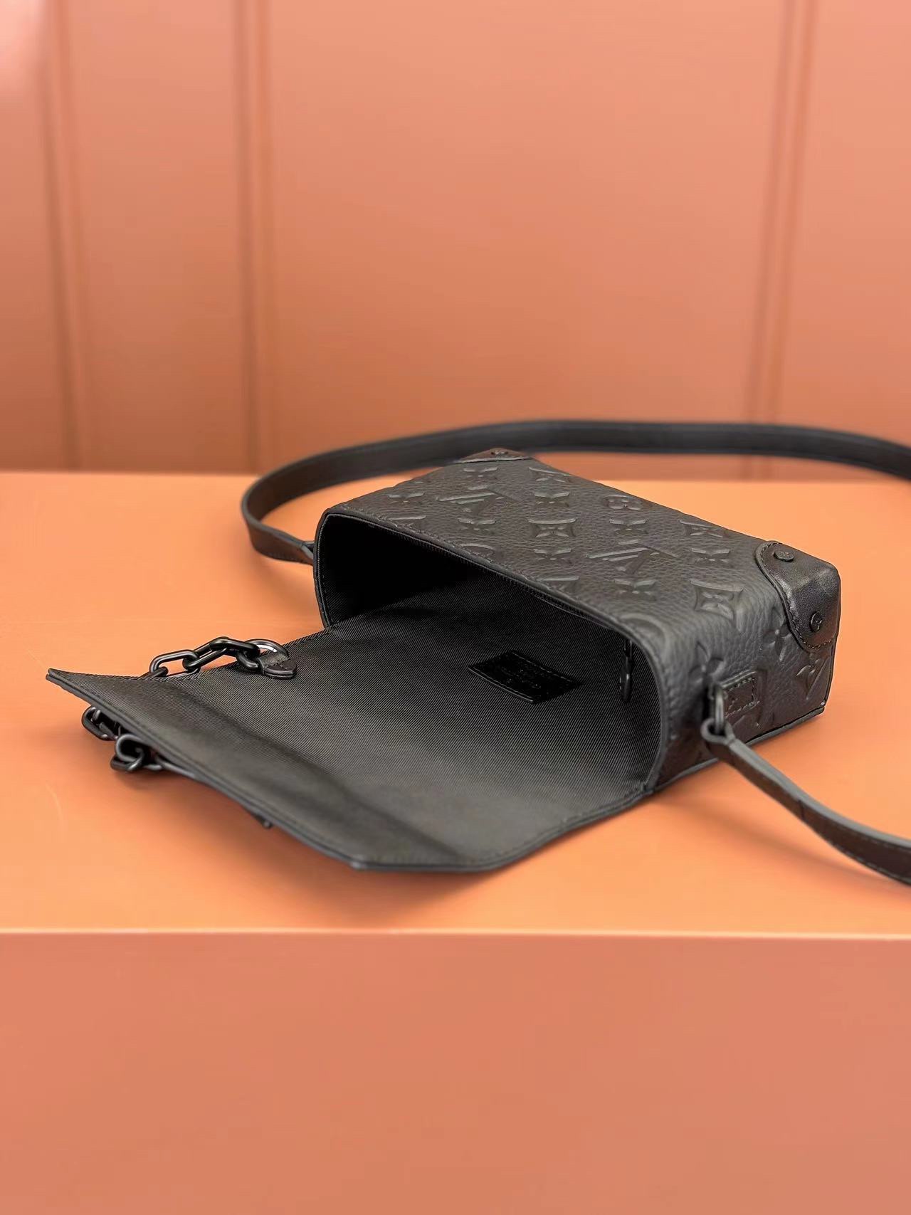 LV原單迷你斜背包 女士黑色壓紋鏈條包小巧百搭款|超A仿原單精品圖片 11 LV原單迷你斜背包 女士黑色壓紋鏈條包小巧百搭款|歐美奢侈品精品推薦