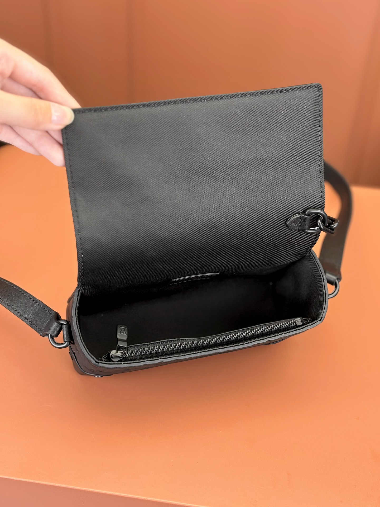 LV原單迷你斜背包 女士黑色壓紋鏈條包小巧百搭款|超A仿原單精品圖片 10 LV原單迷你斜背包 女士黑色壓紋鏈條包小巧百搭款|歐美奢侈品精品推薦