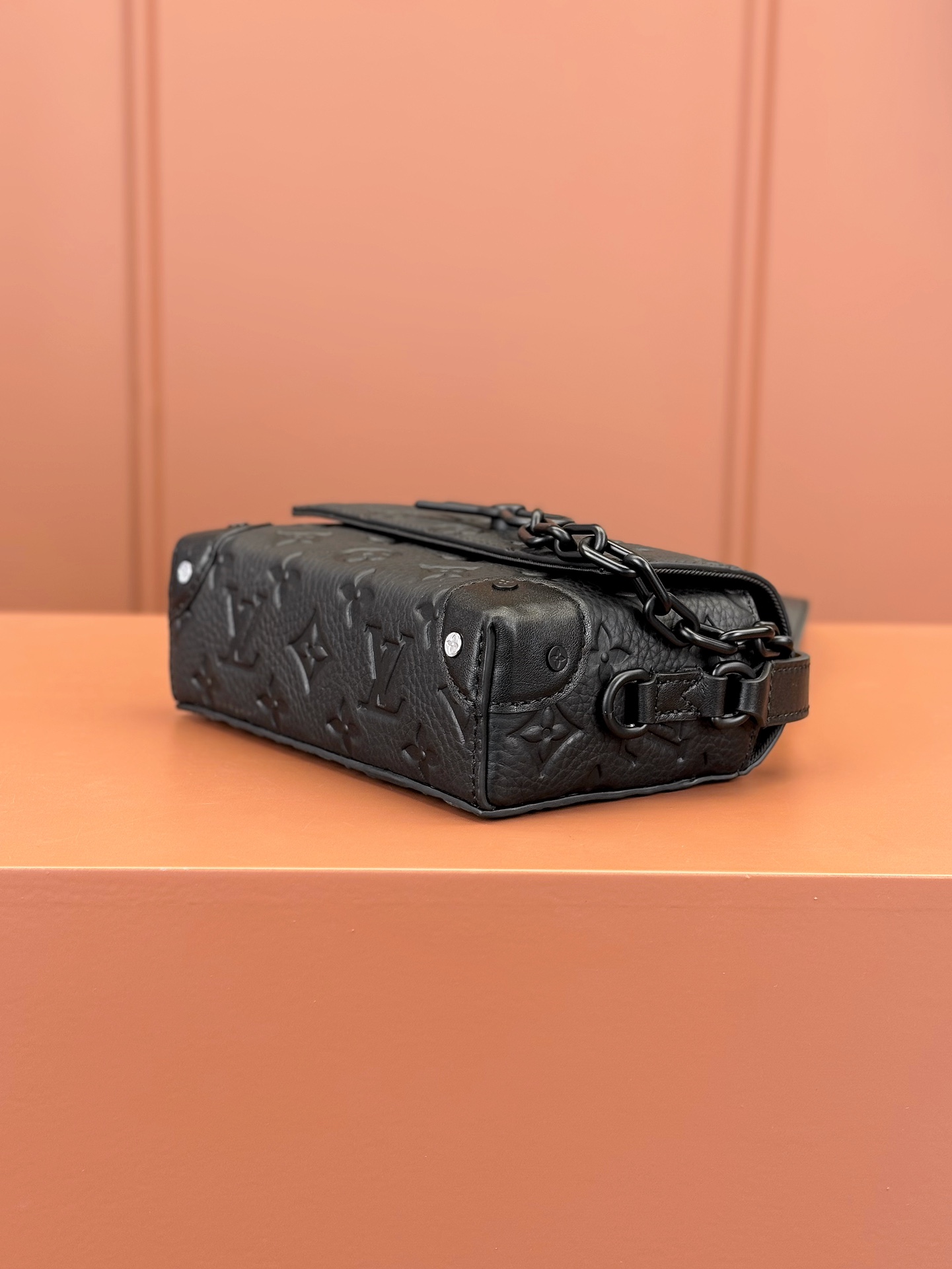 LV原單迷你斜背包 女士黑色壓紋鏈條包小巧百搭款|超A仿原單精品圖片 9 LV原單迷你斜背包 女士黑色壓紋鏈條包小巧百搭款|歐美奢侈品精品推薦