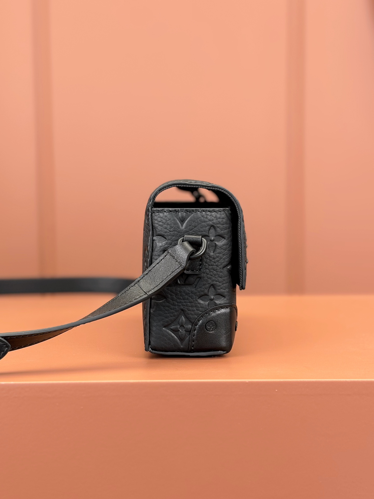 LV原單迷你斜背包 女士黑色壓紋鏈條包小巧百搭款|超A仿原單精品圖片 8 LV原單迷你斜背包 女士黑色壓紋鏈條包小巧百搭款|歐美奢侈品精品推薦