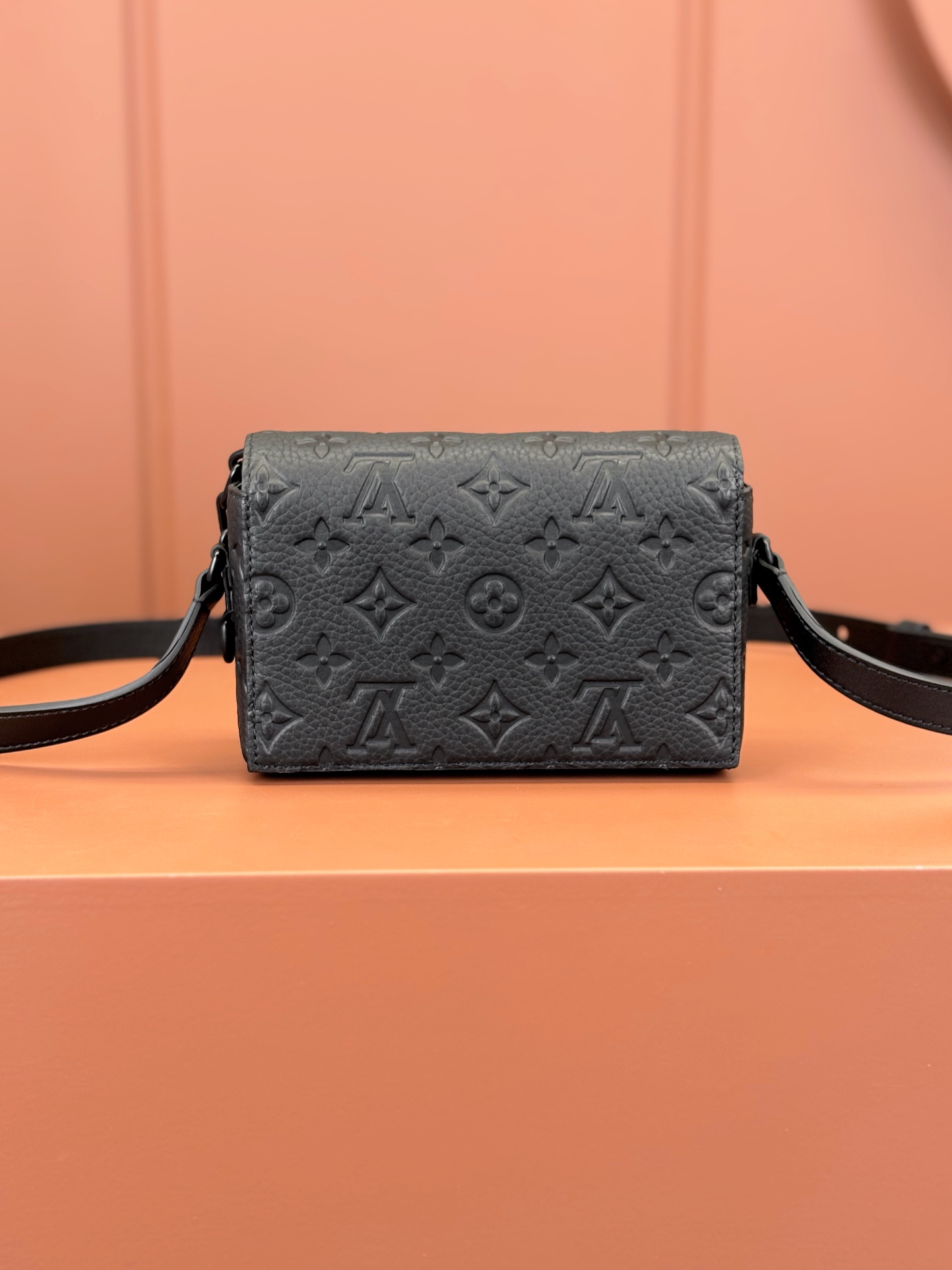 LV原單迷你斜背包 女士黑色壓紋鏈條包小巧百搭款|超A仿原單精品圖片 7 LV原單迷你斜背包 女士黑色壓紋鏈條包小巧百搭款|歐美奢侈品精品推薦