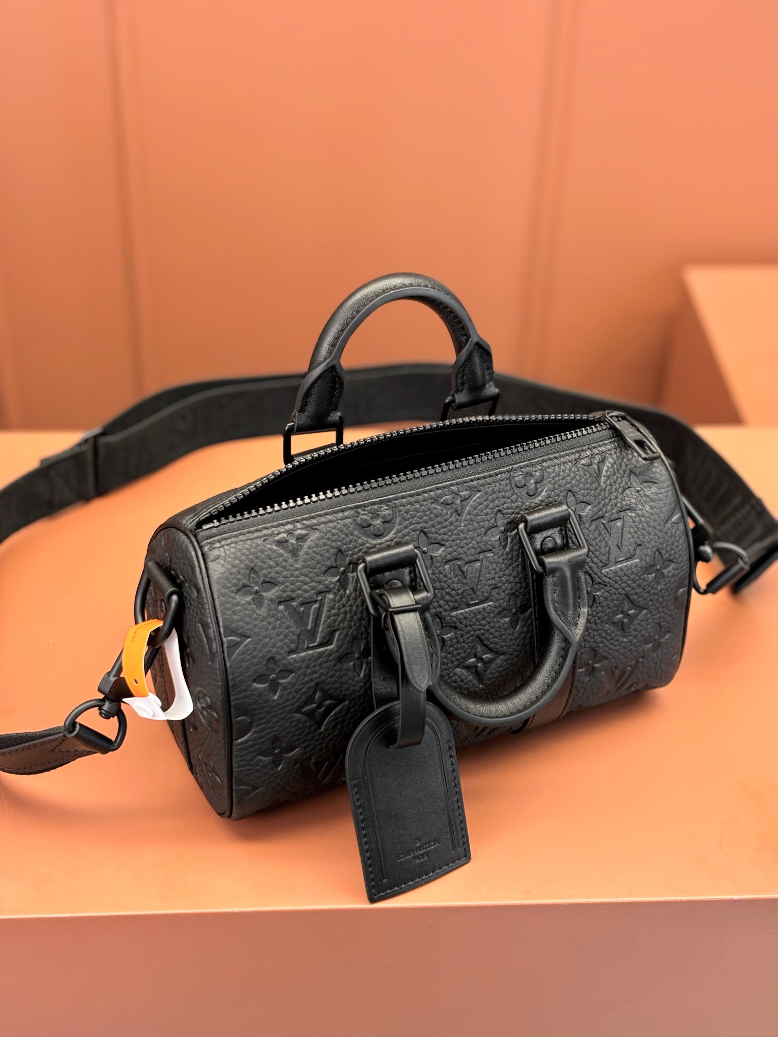 LV高仿男士通勤側背包 黑色經典壓紋小號圓筒款|超A仿原單精品圖片 12 LV高仿男士通勤側背包 黑色經典壓紋小號圓筒款|歐美奢侈品精品推薦