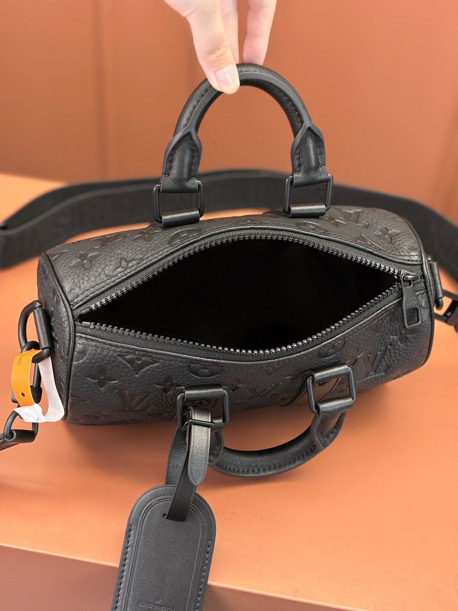 LV高仿男士通勤側背包 黑色經典壓紋小號圓筒款|超A仿原單精品圖片 11 LV高仿男士通勤側背包 黑色經典壓紋小號圓筒款|歐美奢侈品精品推薦