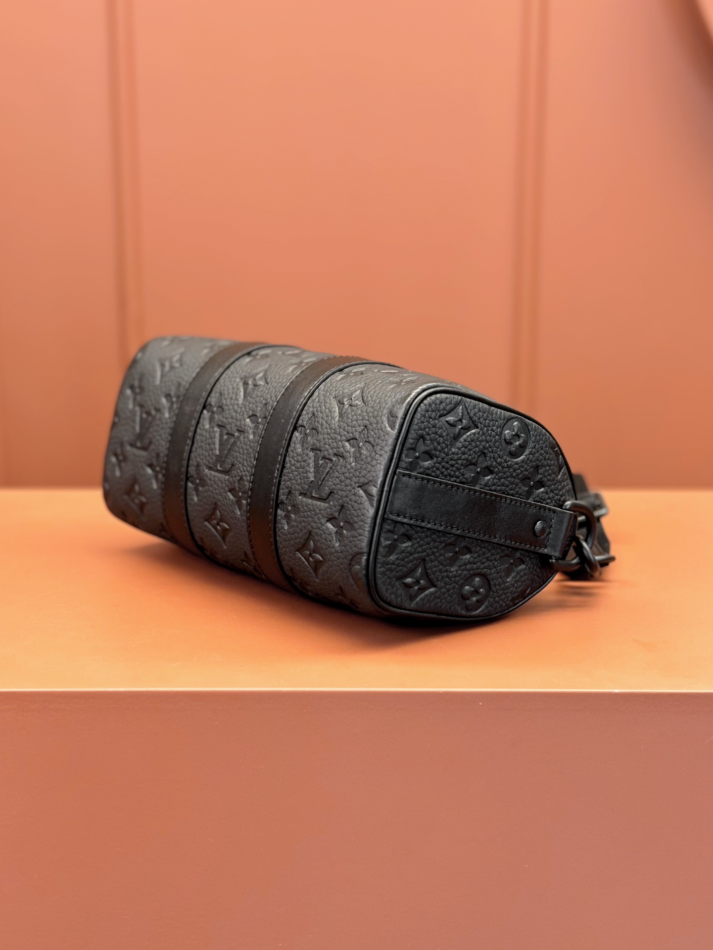 LV高仿男士通勤側背包 黑色經典壓紋小號圓筒款|超A仿原單精品圖片 10 LV高仿男士通勤側背包 黑色經典壓紋小號圓筒款|歐美奢侈品精品推薦