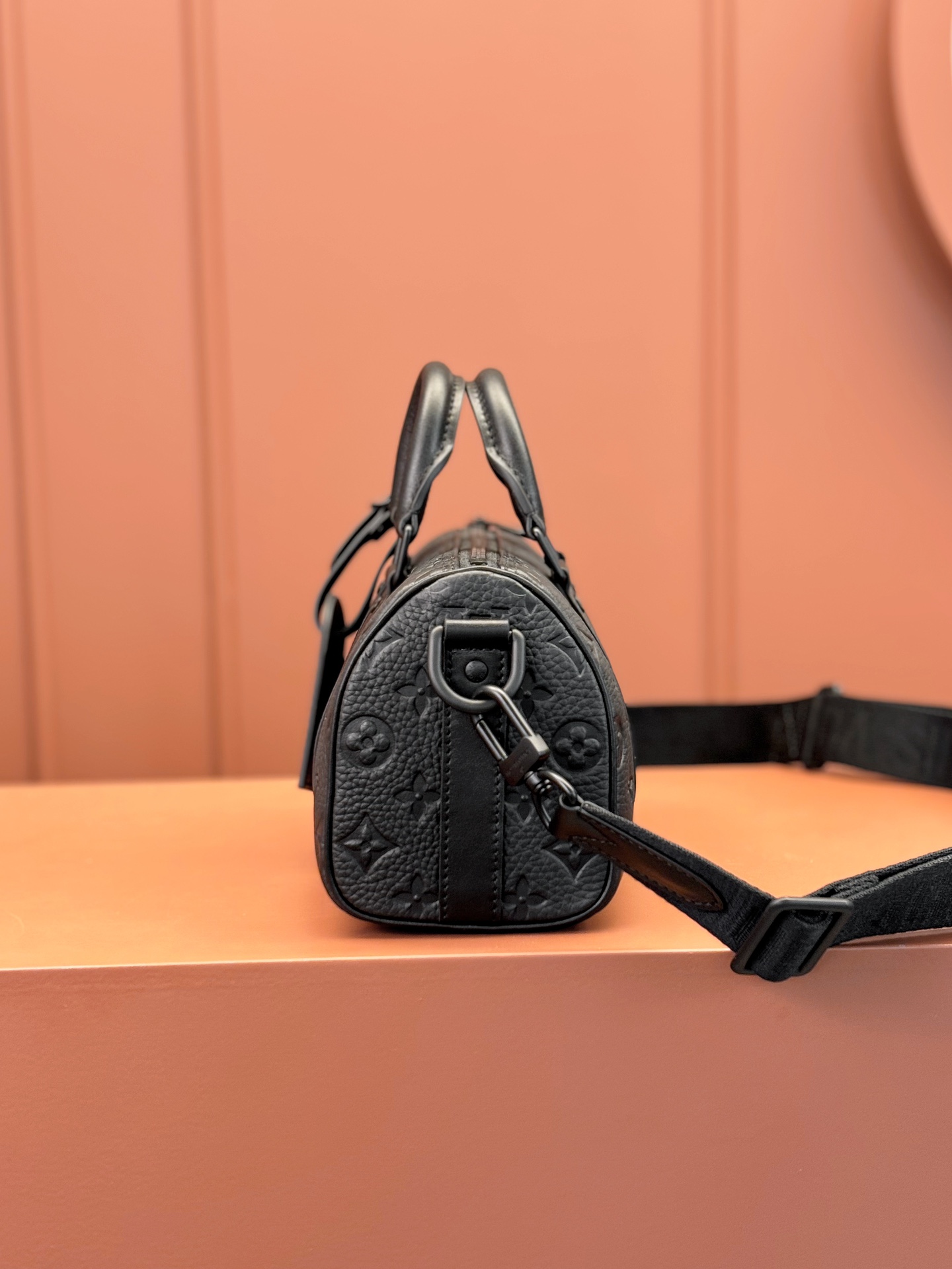 LV高仿男士通勤側背包 黑色經典壓紋小號圓筒款|超A仿原單精品圖片 9 LV高仿男士通勤側背包 黑色經典壓紋小號圓筒款|歐美奢侈品精品推薦