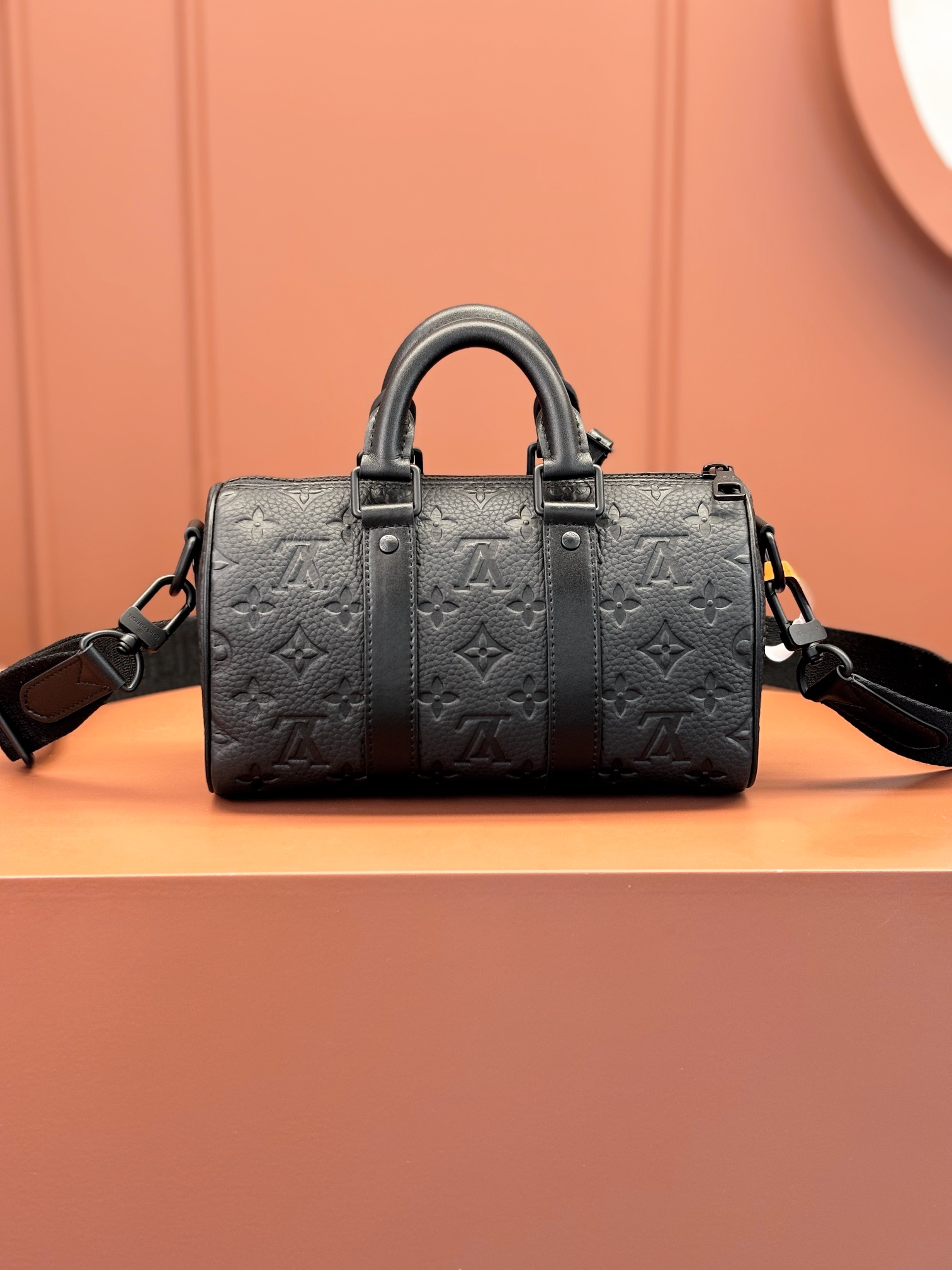 LV高仿男士通勤側背包 黑色經典壓紋小號圓筒款|超A仿原單精品圖片 8 LV高仿男士通勤側背包 黑色經典壓紋小號圓筒款|歐美奢侈品精品推薦