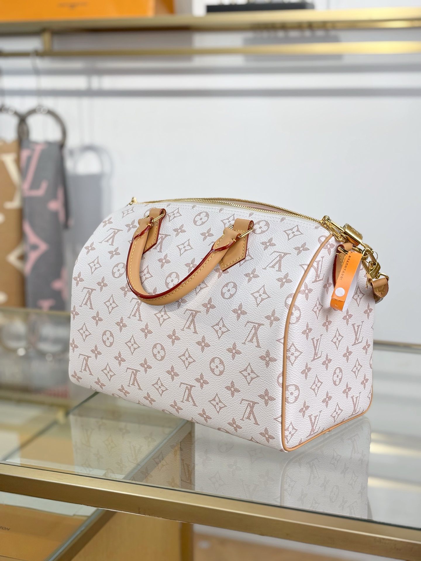 LV原單白色手提包 女士粉嫩老花設計 附裝飾配件｜歐美奢侈品精品推薦