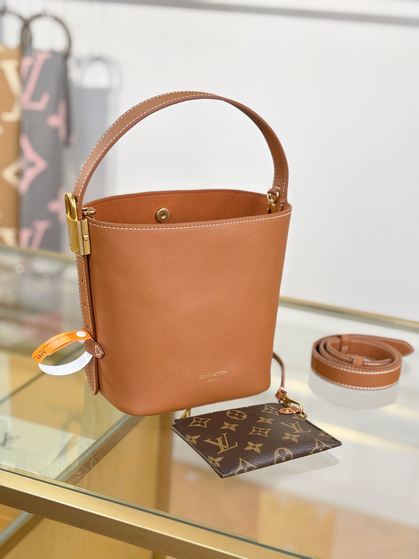 LV高仿水桶包 女士焦糖棕配色 搭配老花零錢包可拆式肩背設計|超A仿原單精品圖片 14 LV高仿水桶包 女士焦糖棕配色 搭配老花零錢包可拆式肩背設計|歐美奢侈品精品推薦