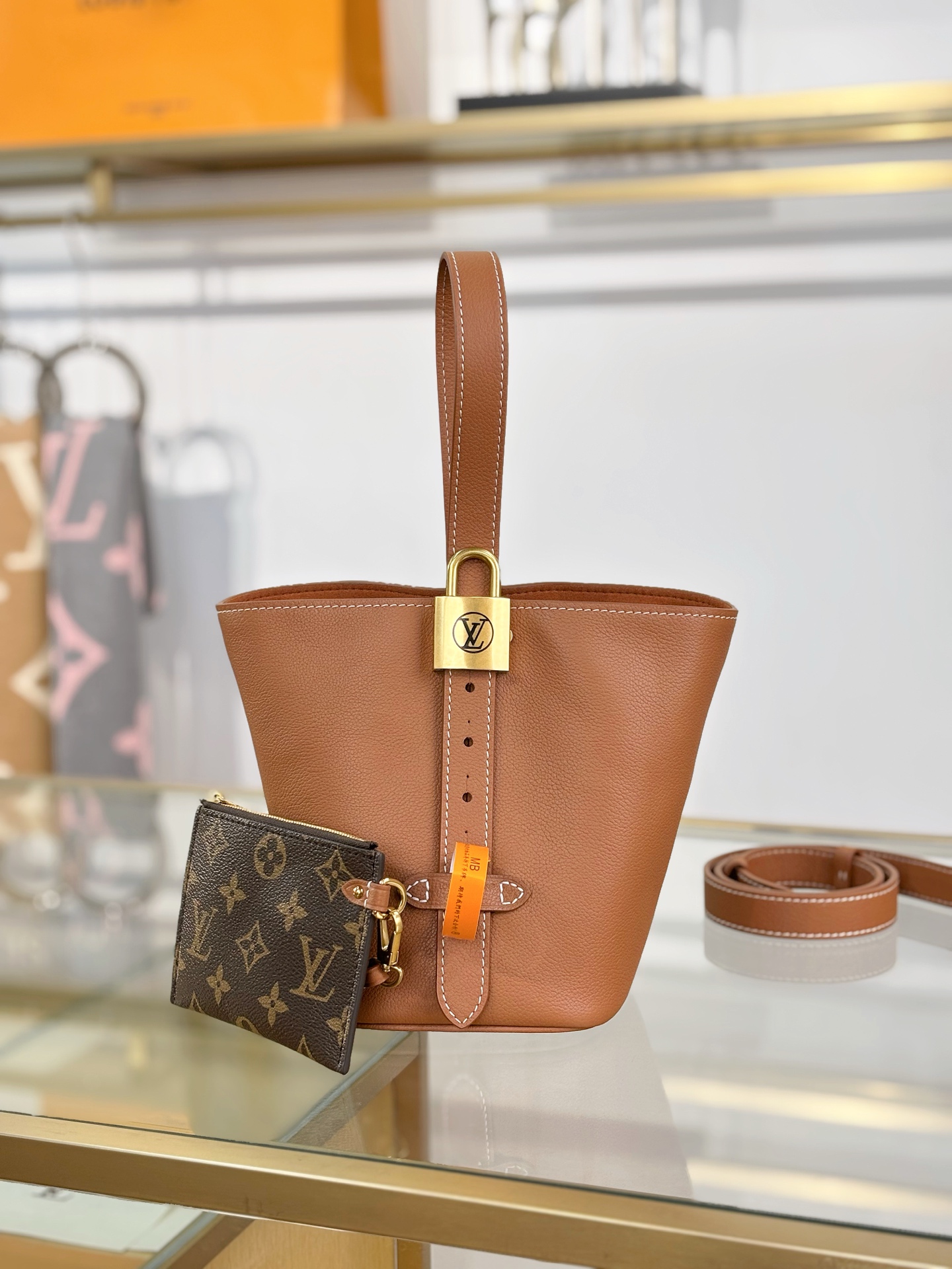LV高仿水桶包 女士焦糖棕配色 搭配老花零錢包可拆式肩背設計|超A仿原單精品圖片 13 LV高仿水桶包 女士焦糖棕配色 搭配老花零錢包可拆式肩背設計|歐美奢侈品精品推薦