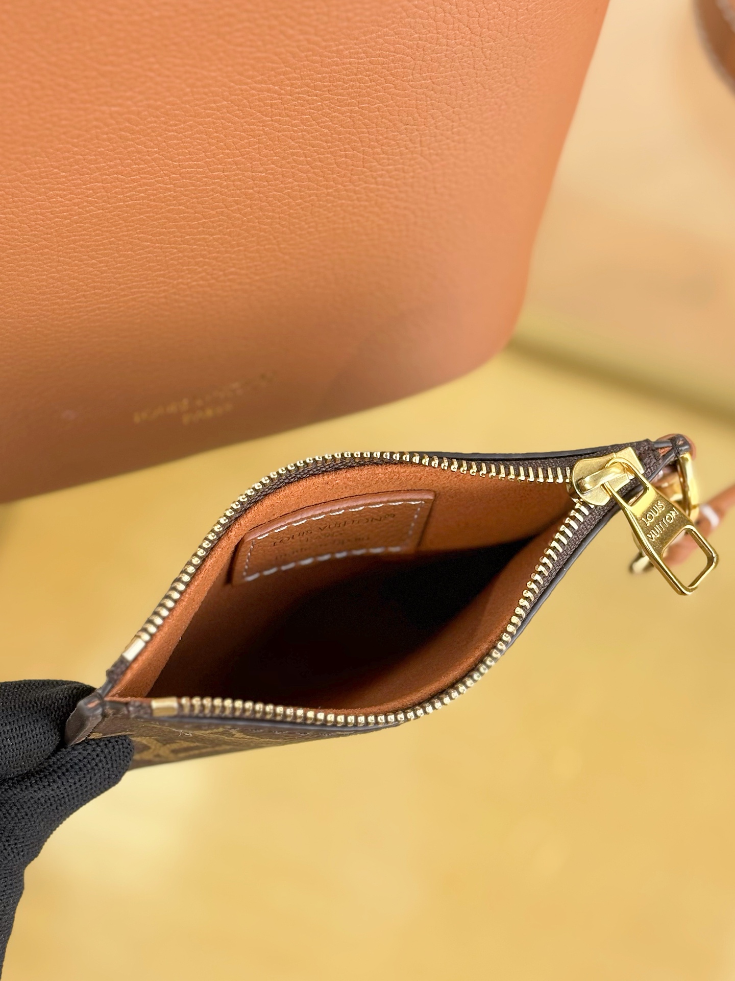 LV高仿水桶包 女士焦糖棕配色 搭配老花零錢包可拆式肩背設計|超A仿原單精品圖片 12 LV高仿水桶包 女士焦糖棕配色 搭配老花零錢包可拆式肩背設計|歐美奢侈品精品推薦