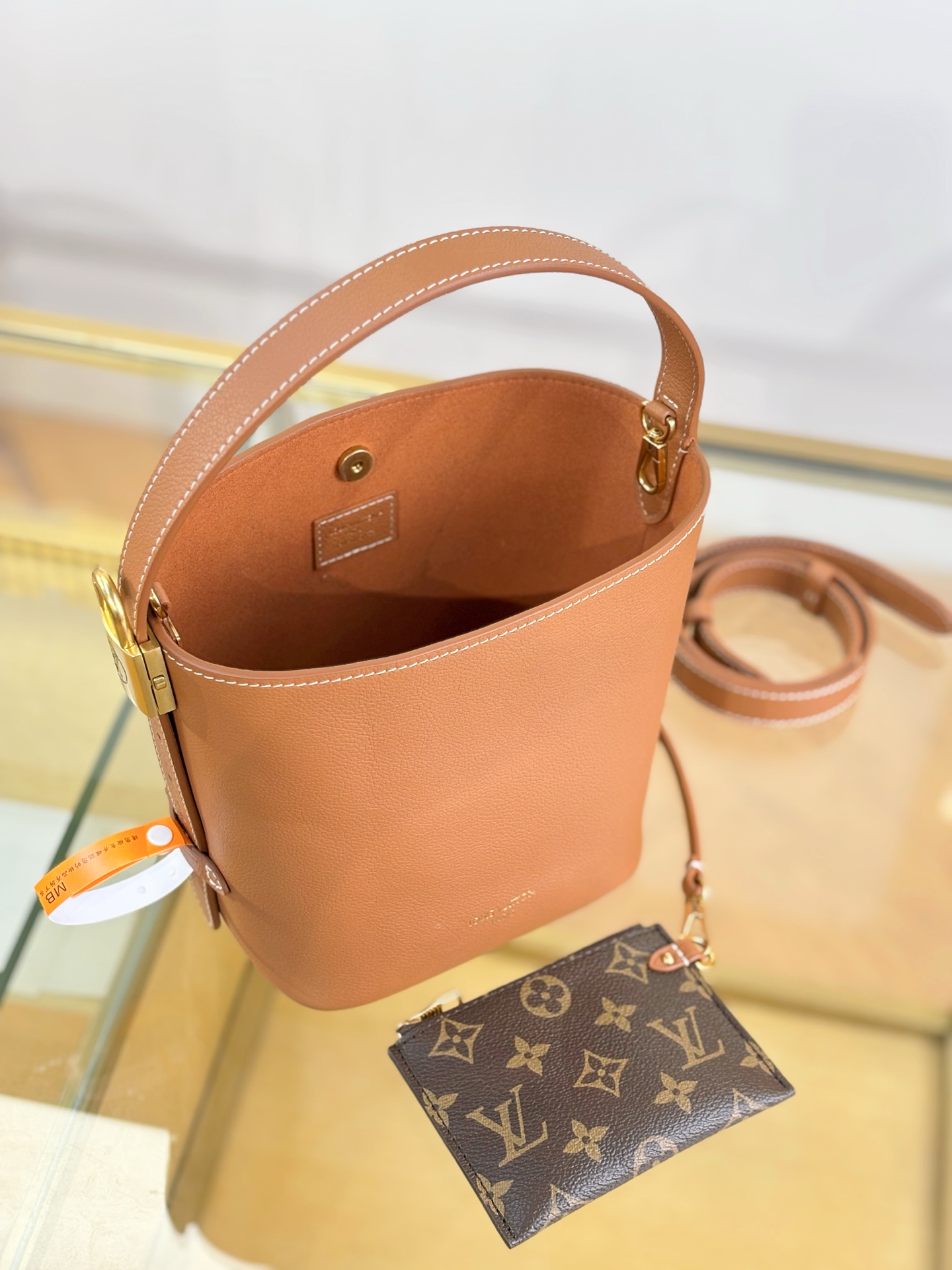 LV高仿水桶包 女士焦糖棕配色 搭配老花零錢包可拆式肩背設計|超A仿原單精品圖片 11 LV高仿水桶包 女士焦糖棕配色 搭配老花零錢包可拆式肩背設計|歐美奢侈品精品推薦