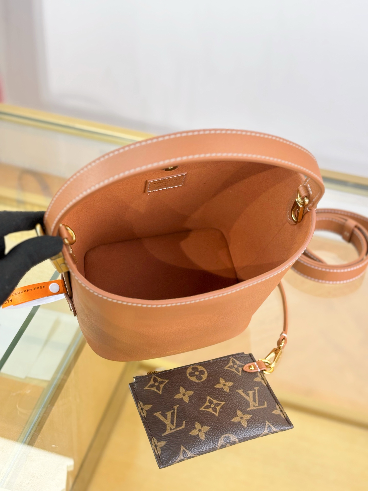 LV高仿水桶包 女士焦糖棕配色 搭配老花零錢包可拆式肩背設計|超A仿原單精品圖片 10 LV高仿水桶包 女士焦糖棕配色 搭配老花零錢包可拆式肩背設計|歐美奢侈品精品推薦
