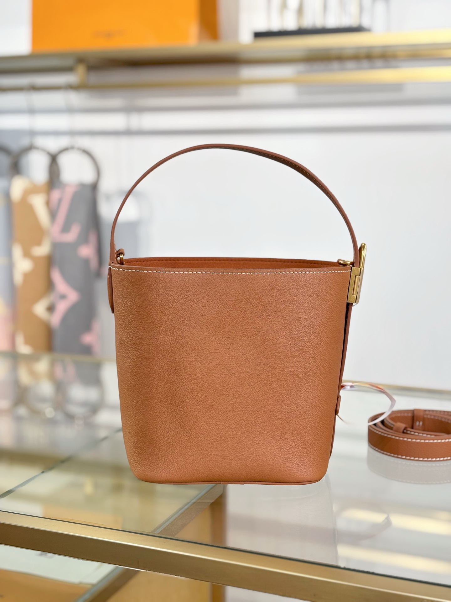 LV高仿水桶包 女士焦糖棕配色 搭配老花零錢包可拆式肩背設計|超A仿原單精品圖片 8 LV高仿水桶包 女士焦糖棕配色 搭配老花零錢包可拆式肩背設計|歐美奢侈品精品推薦