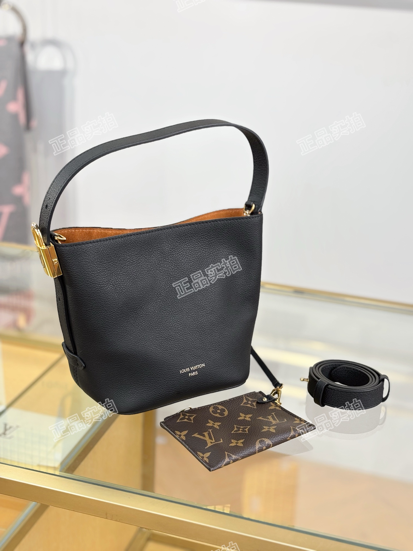LV高仿黑色水桶包 附老花零錢包 經典實用簡約通勤首選|超A仿原單精品圖片 13 LV高仿黑色水桶包 附老花零錢包 經典實用簡約通勤首選|歐美奢侈品精品推薦