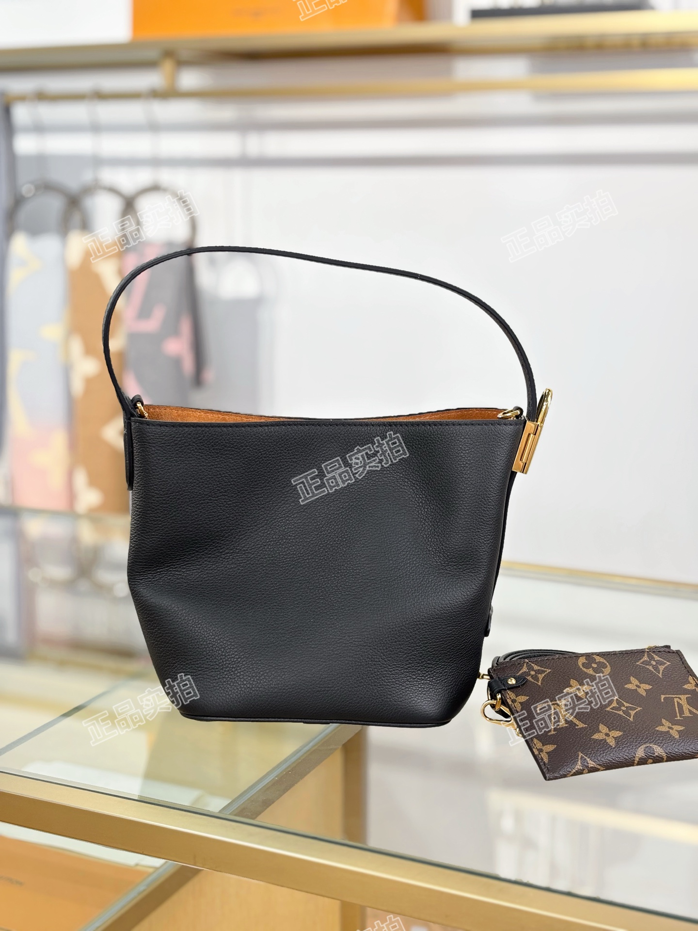 LV高仿黑色水桶包 附老花零錢包 經典實用簡約通勤首選|超A仿原單精品圖片 12 LV高仿黑色水桶包 附老花零錢包 經典實用簡約通勤首選|歐美奢侈品精品推薦