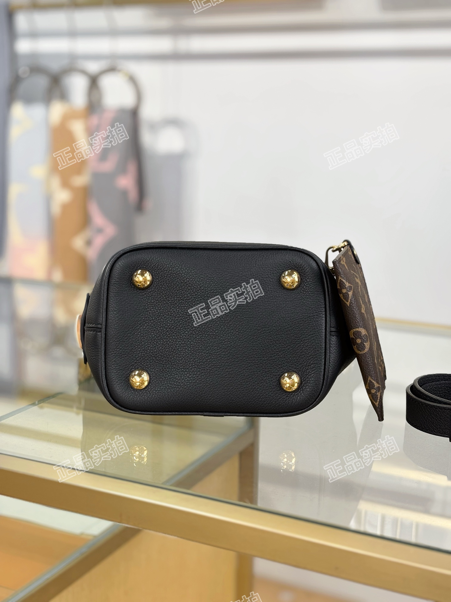 LV高仿黑色水桶包 附老花零錢包 經典實用簡約通勤首選|超A仿原單精品圖片 11 LV高仿黑色水桶包 附老花零錢包 經典實用簡約通勤首選|歐美奢侈品精品推薦