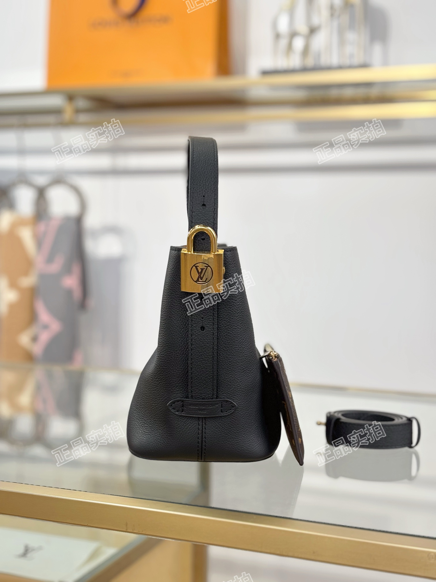 LV高仿黑色水桶包 附老花零錢包 經典實用簡約通勤首選|超A仿原單精品圖片 10 LV高仿黑色水桶包 附老花零錢包 經典實用簡約通勤首選|歐美奢侈品精品推薦