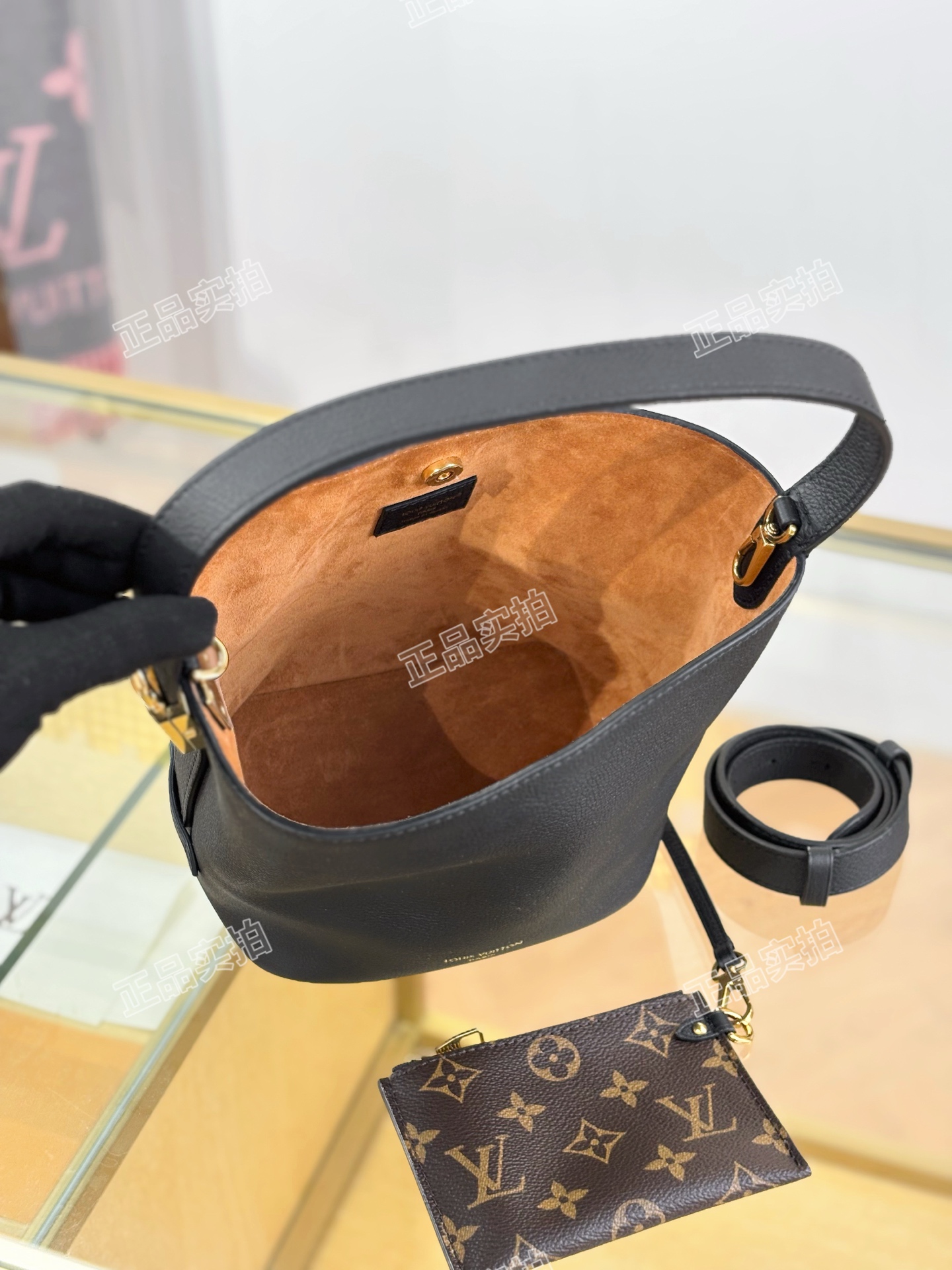 LV高仿黑色水桶包 附老花零錢包 經典實用簡約通勤首選|超A仿原單精品圖片 8 LV高仿黑色水桶包 附老花零錢包 經典實用簡約通勤首選|歐美奢侈品精品推薦